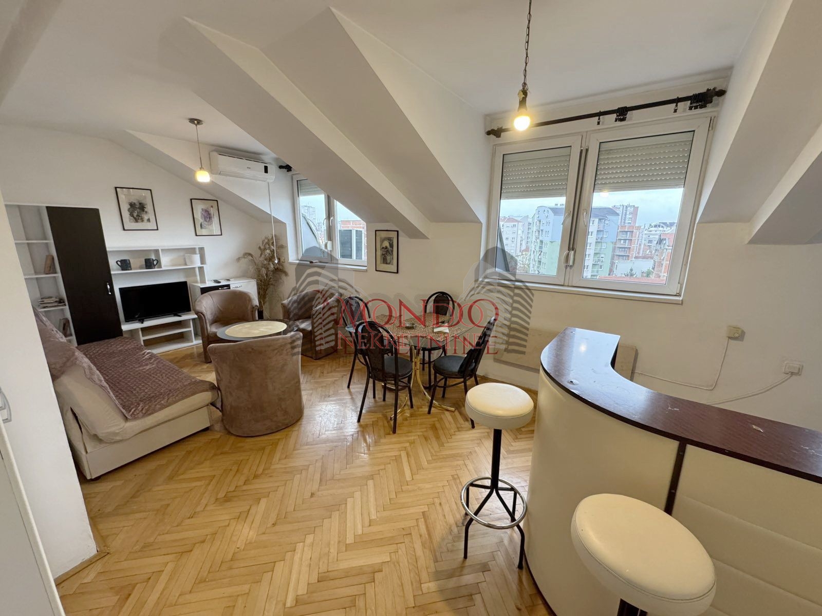 Izdaje se dvoiposoban stan na Crvenom pevcu