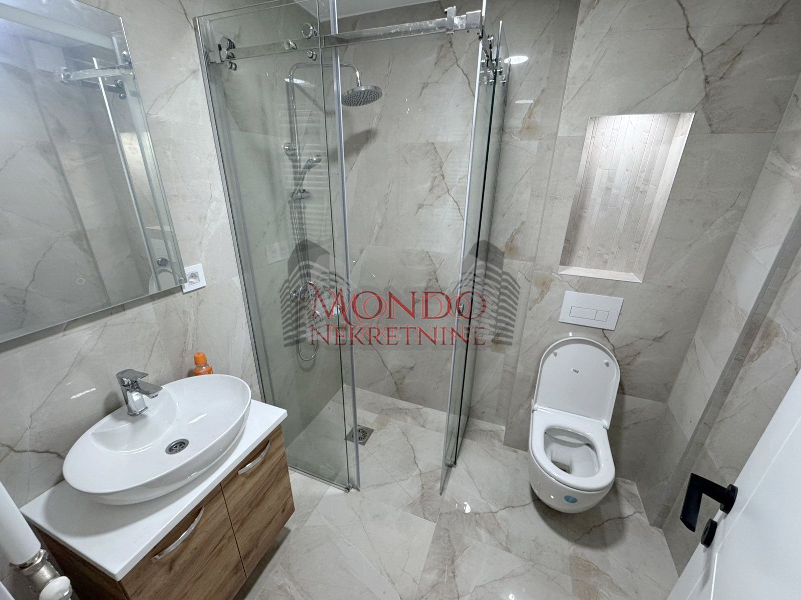 Dvoiposoban nov stan sa parking mestom  u blizini Doma zdravlja