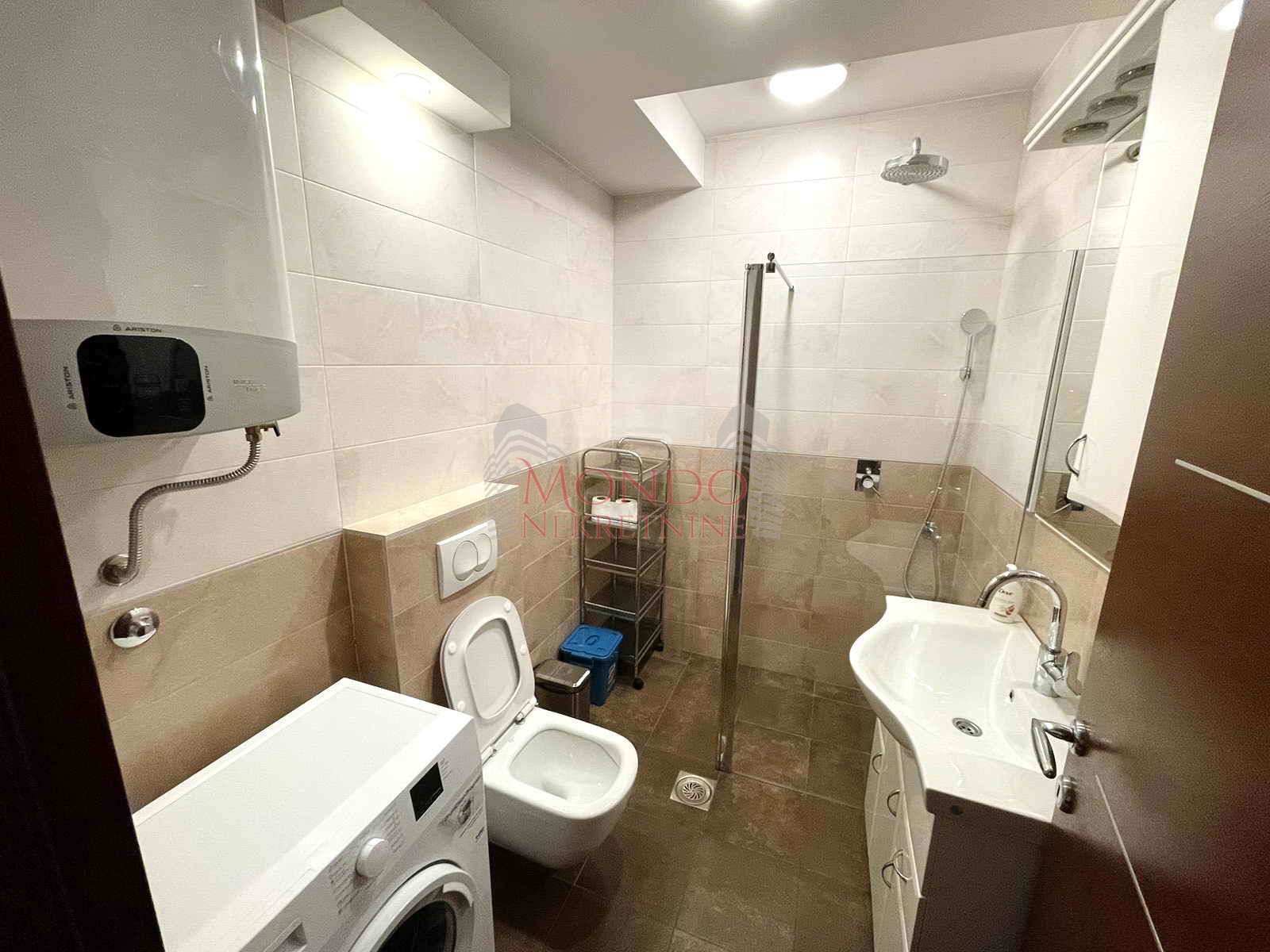 Trosoban stan na bulevaru Nikole Tesle, ch, parking, Niš