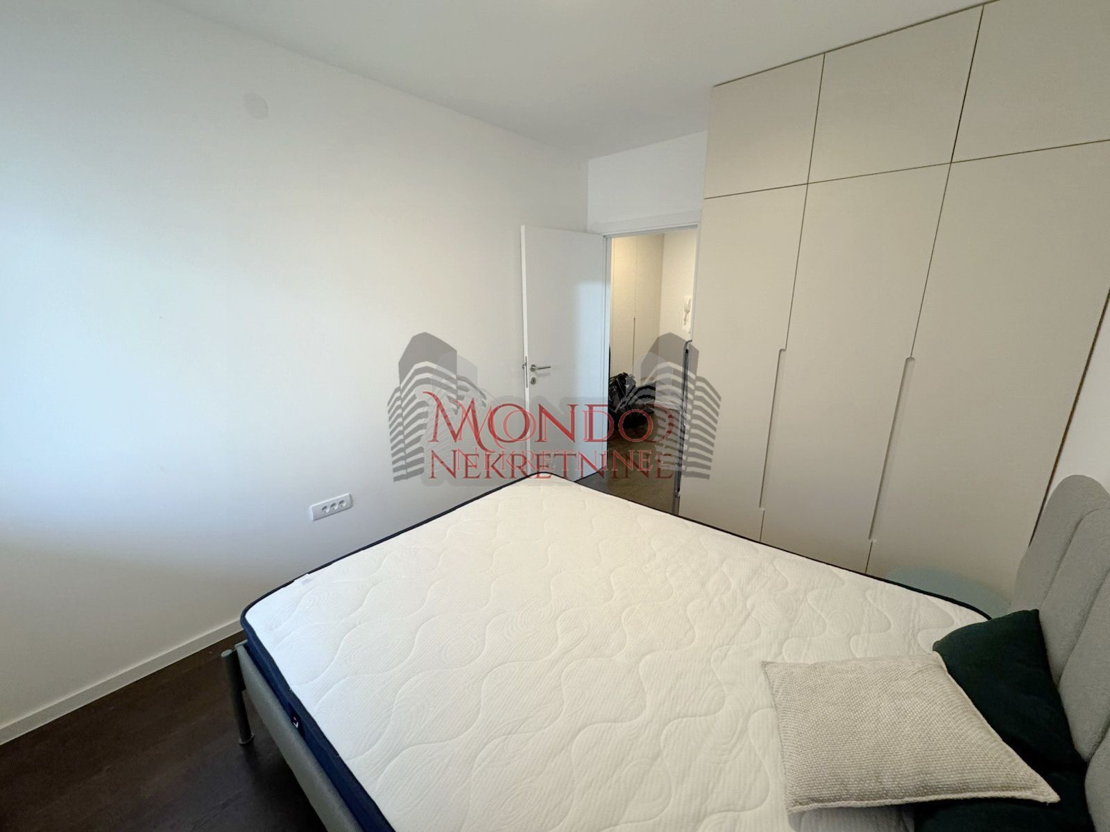 Jednoiposoban stan u novoj zgradi kod ART Caffea sa parking mestom