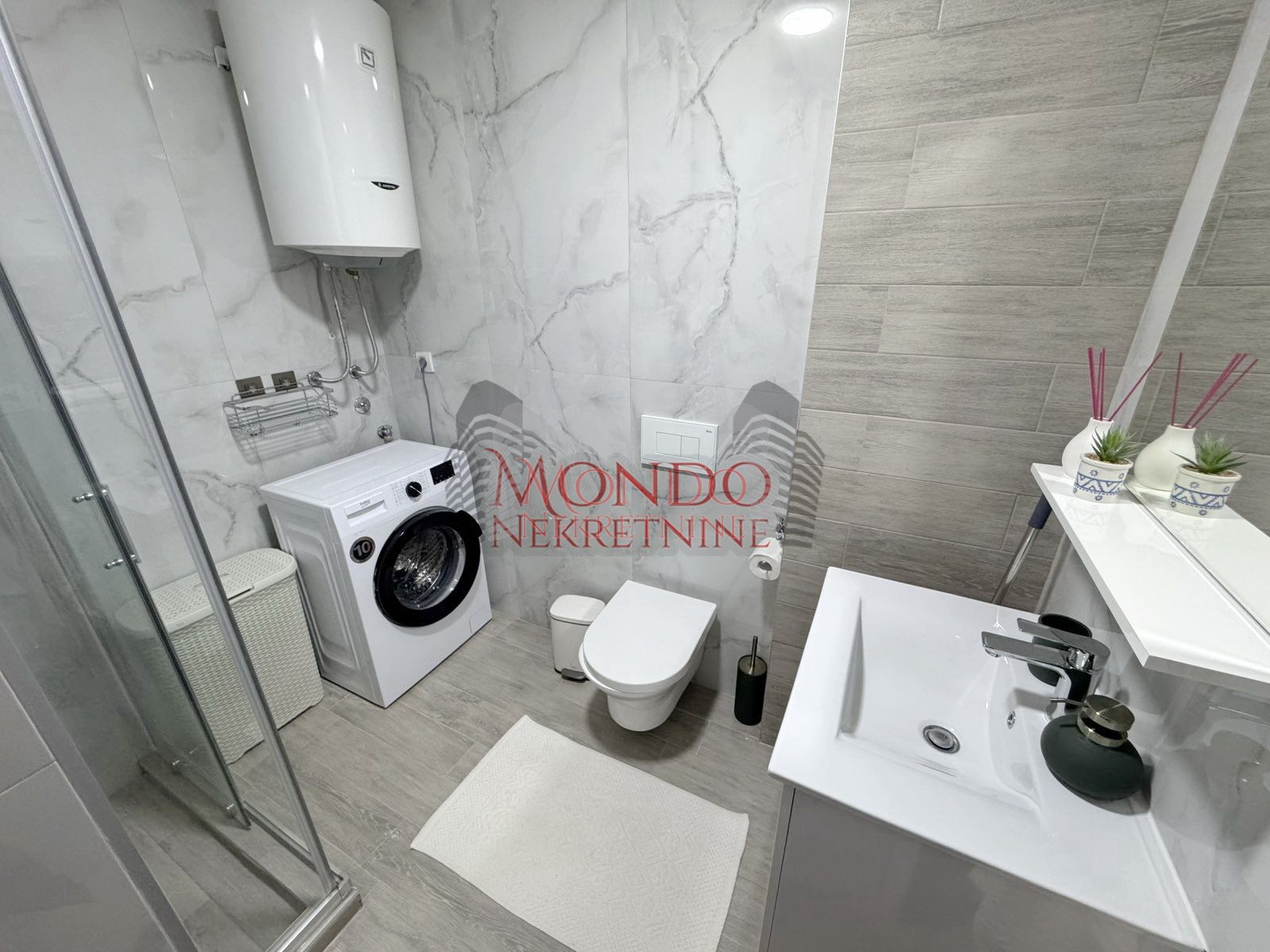 Jednoiposoban stan u novoj zgradi kod ART Caffea sa parking mestom