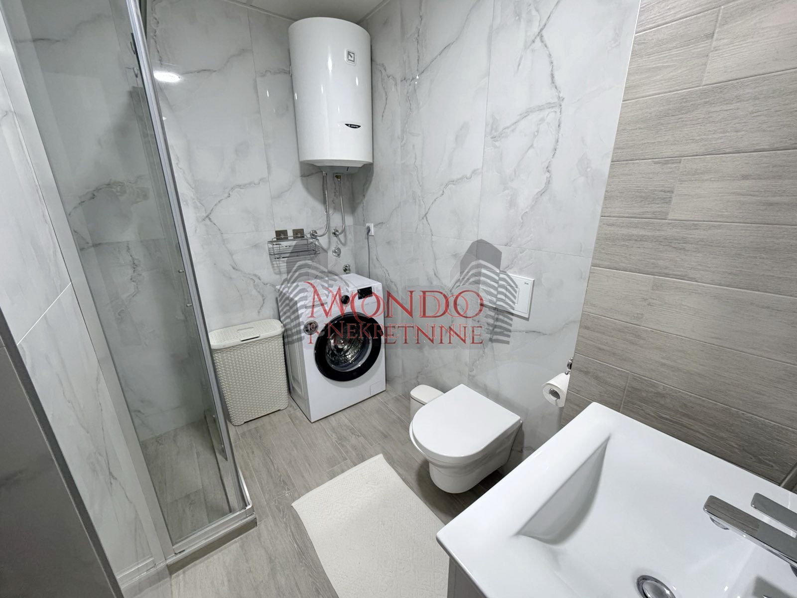 Jednoiposoban stan u novoj zgradi kod ART Caffea sa parking mestom