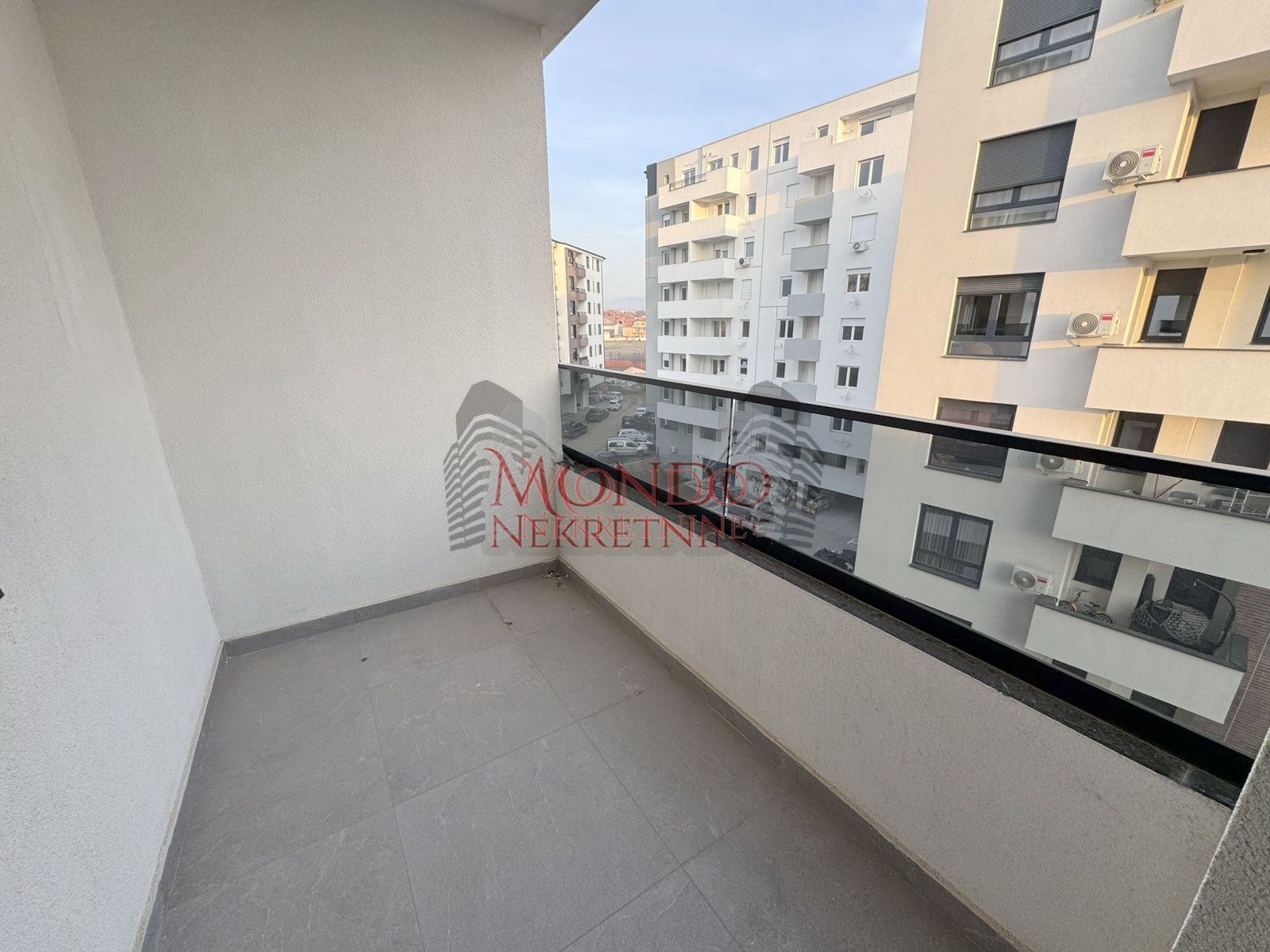 Jednoiposoban stan u novoj zgradi kod ART Caffea sa parking mestom