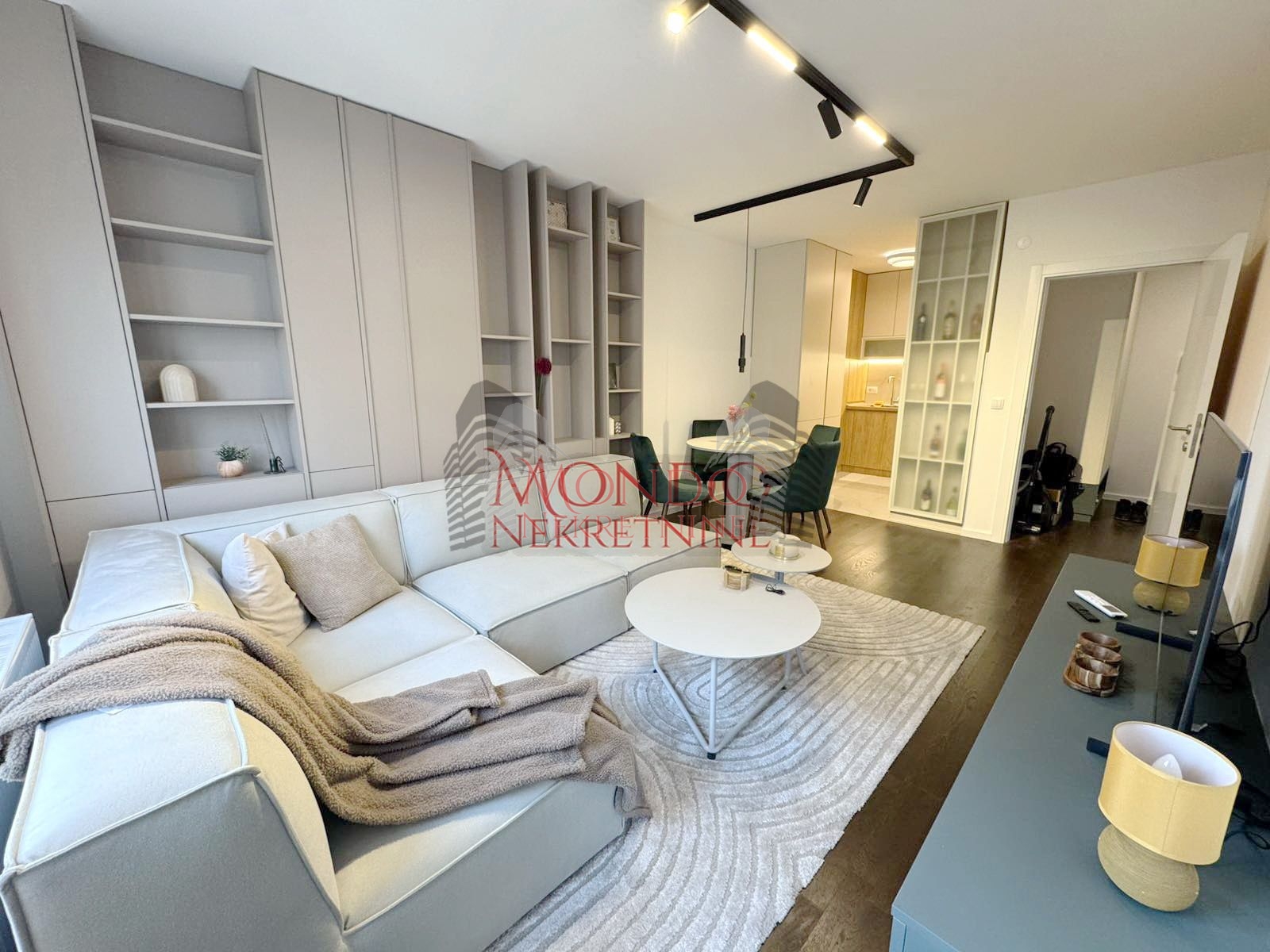 Jednoiposoban stan u novoj zgradi kod ART Caffea sa parking mestom