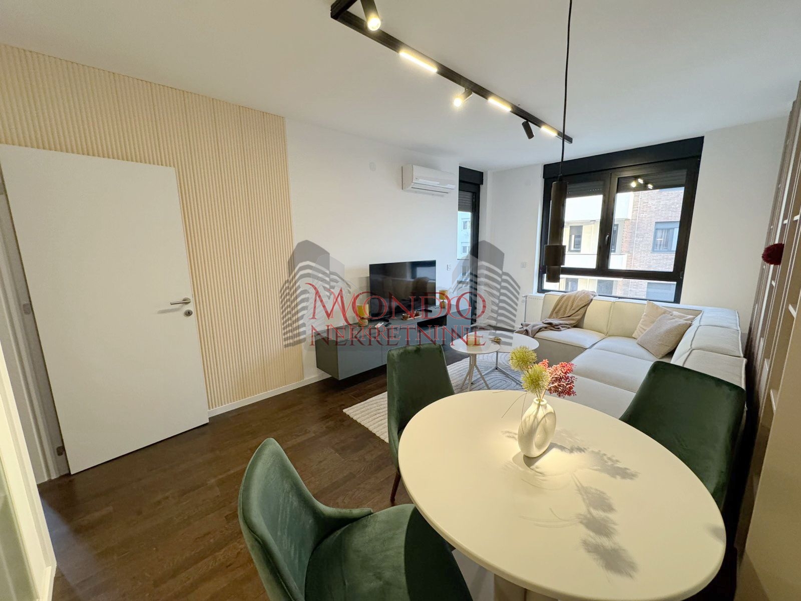 Jednoiposoban stan u novoj zgradi kod ART Caffea sa parking mestom