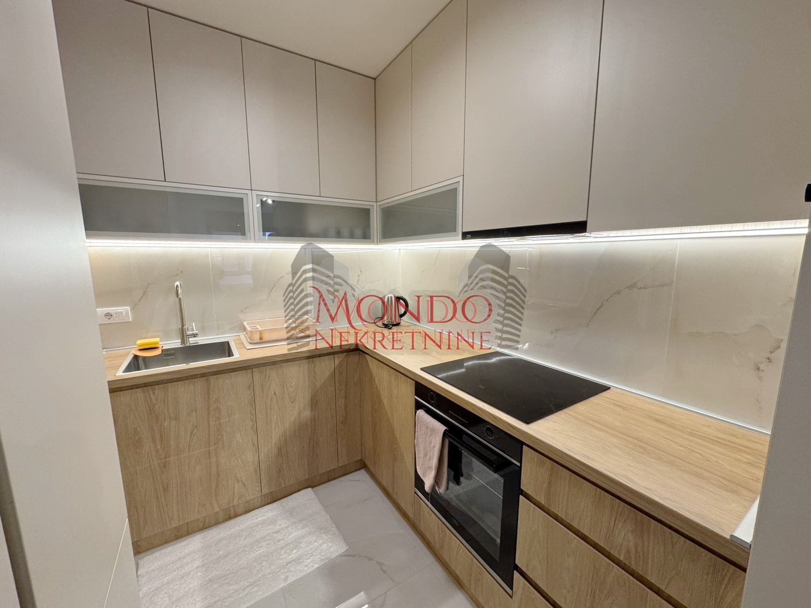 Jednoiposoban stan u novoj zgradi kod ART Caffea sa parking mestom