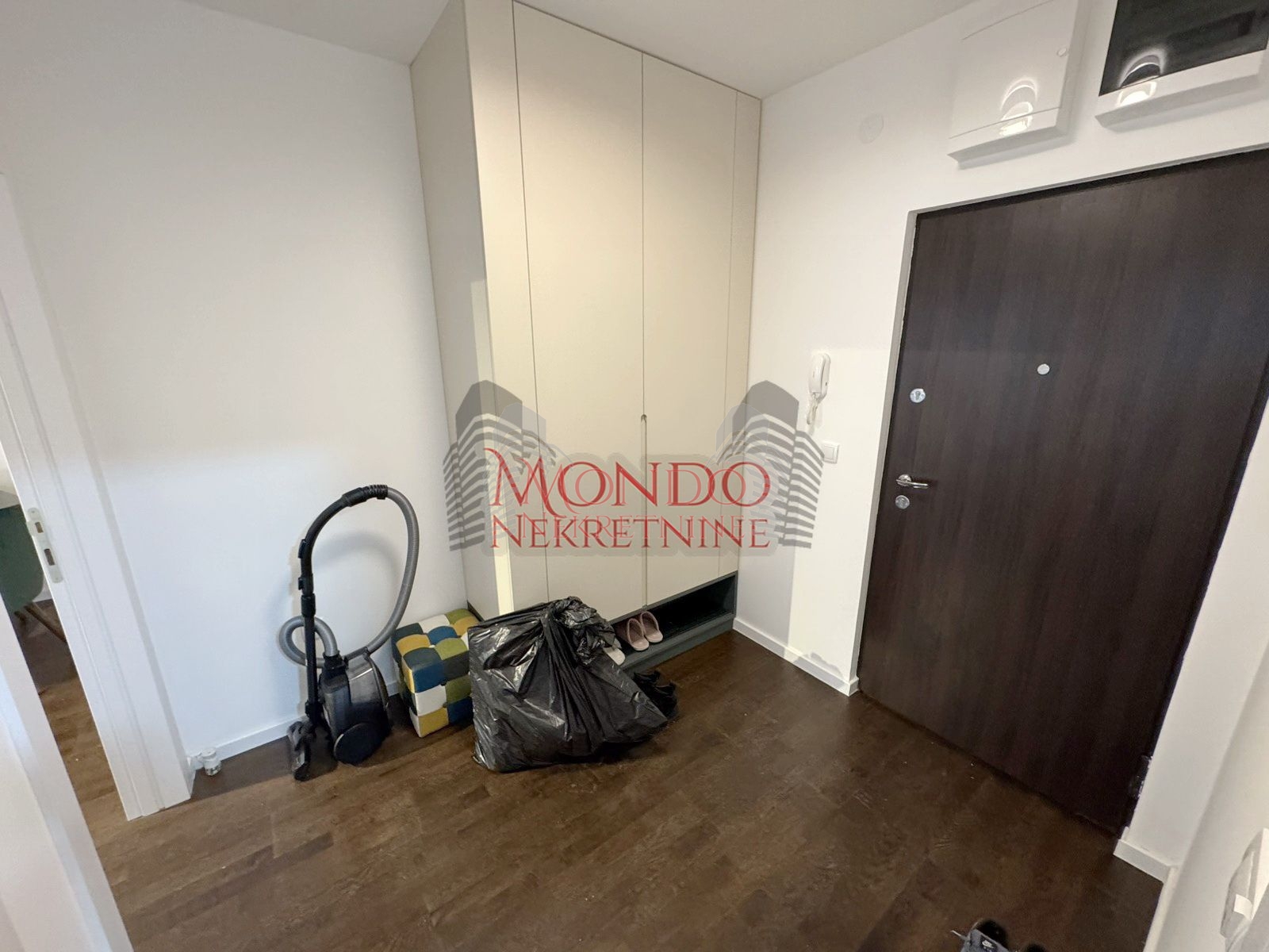 Jednoiposoban stan u novoj zgradi kod ART Caffea sa parking mestom