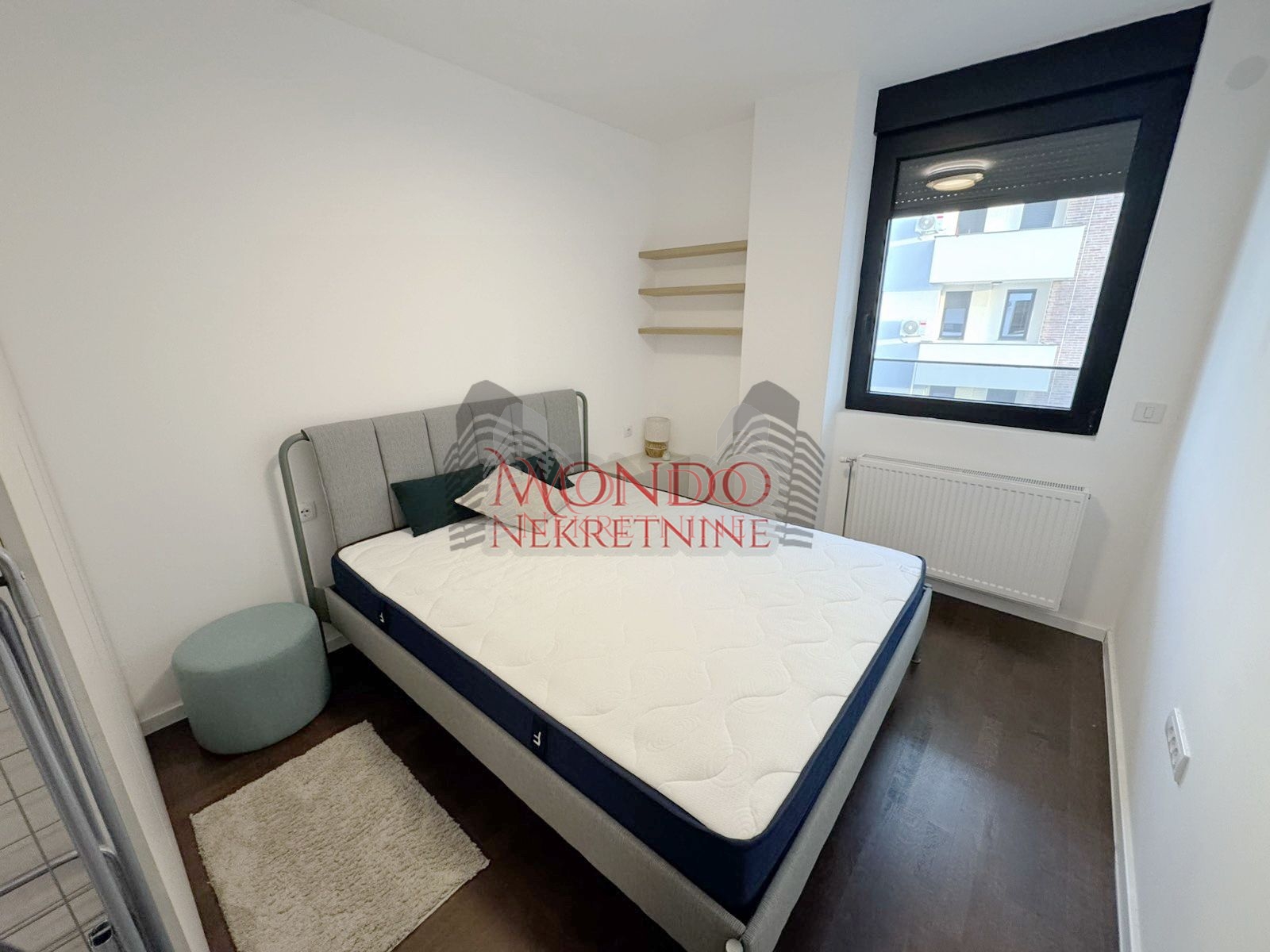 Jednoiposoban stan u novoj zgradi kod ART Caffea sa parking mestom