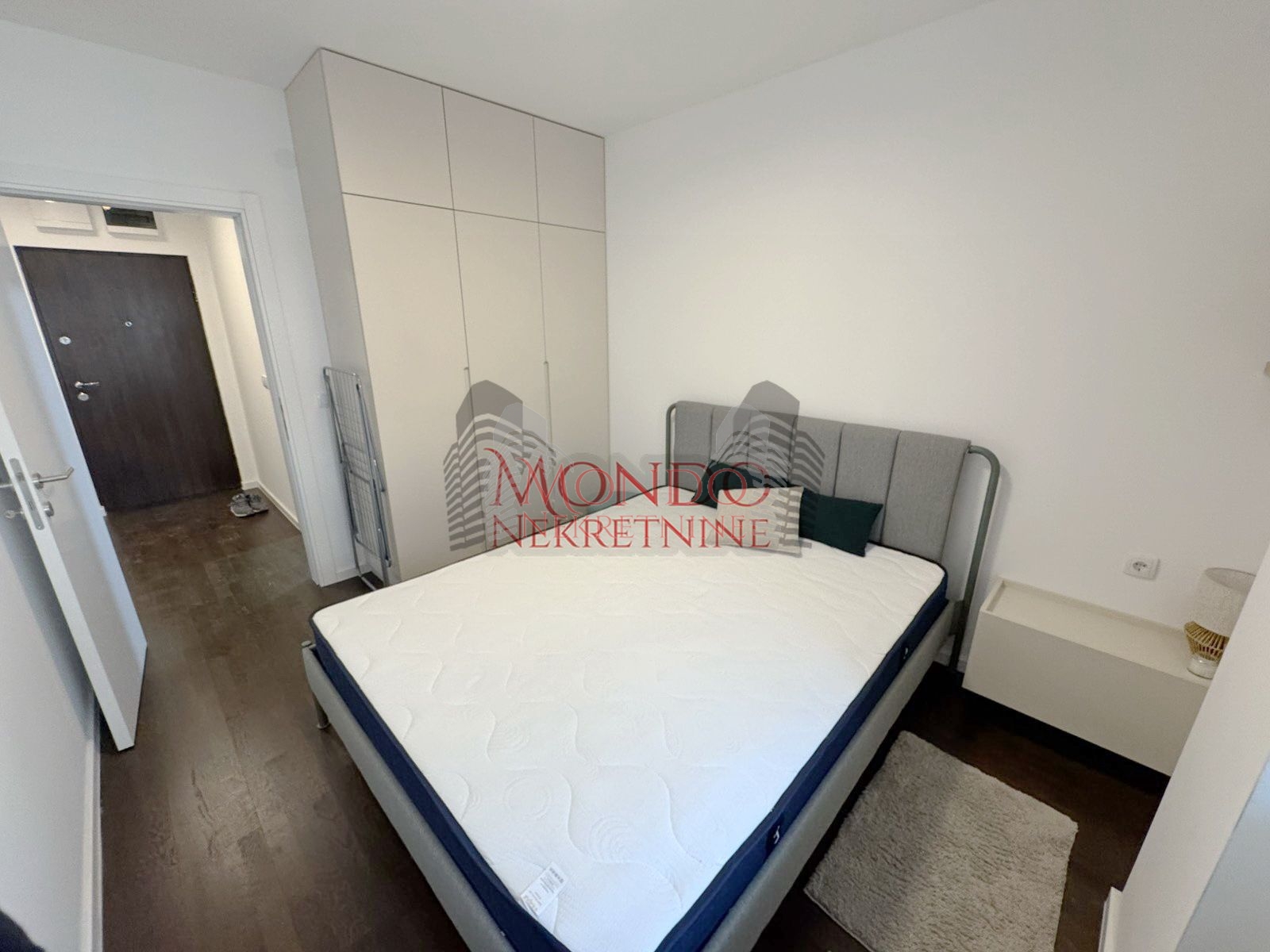 Jednoiposoban stan u novoj zgradi kod ART Caffea sa parking mestom