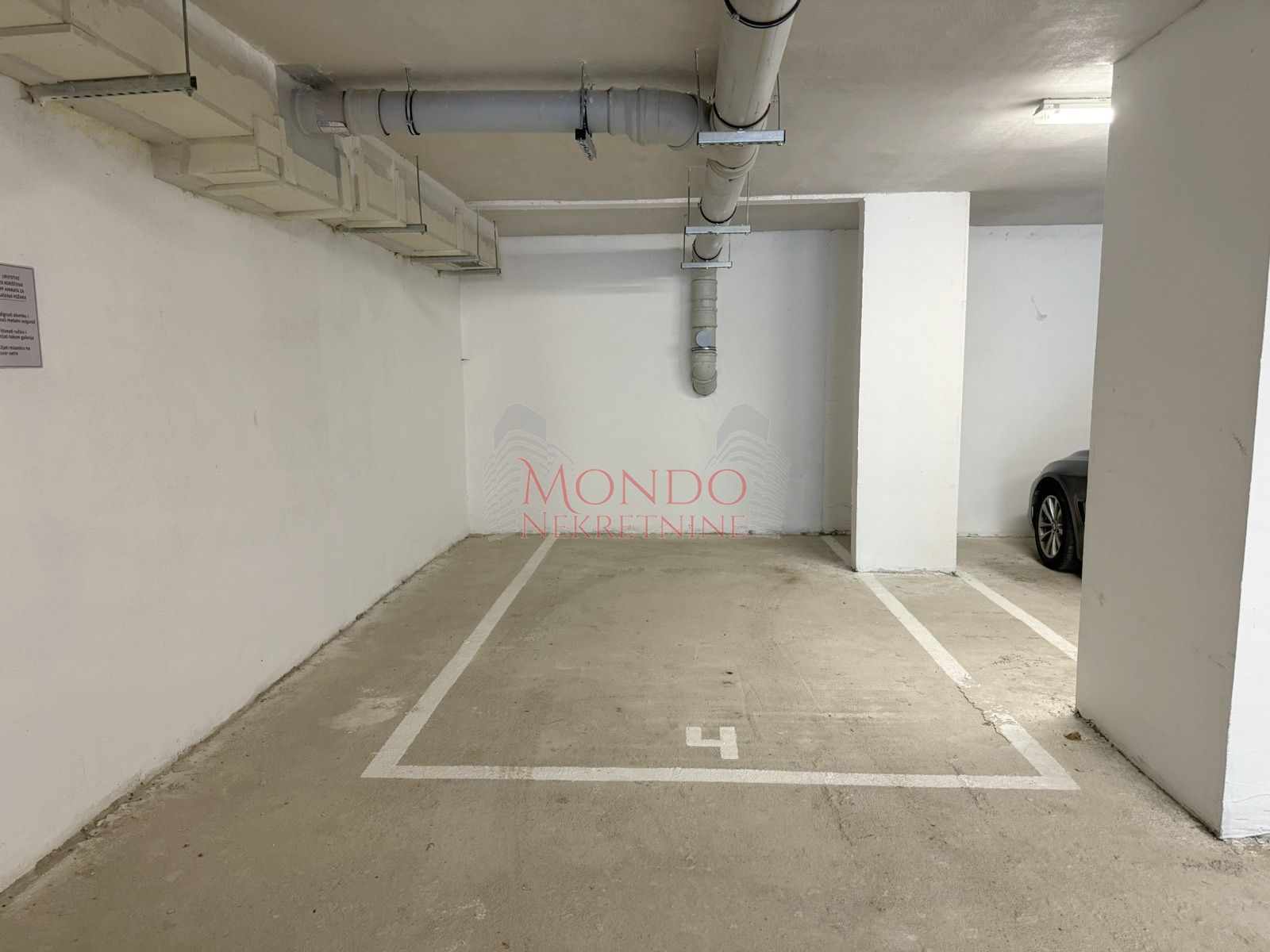 Vise parking mesta u podzemnog garazi, nova zgrada kod Difa i Fznr