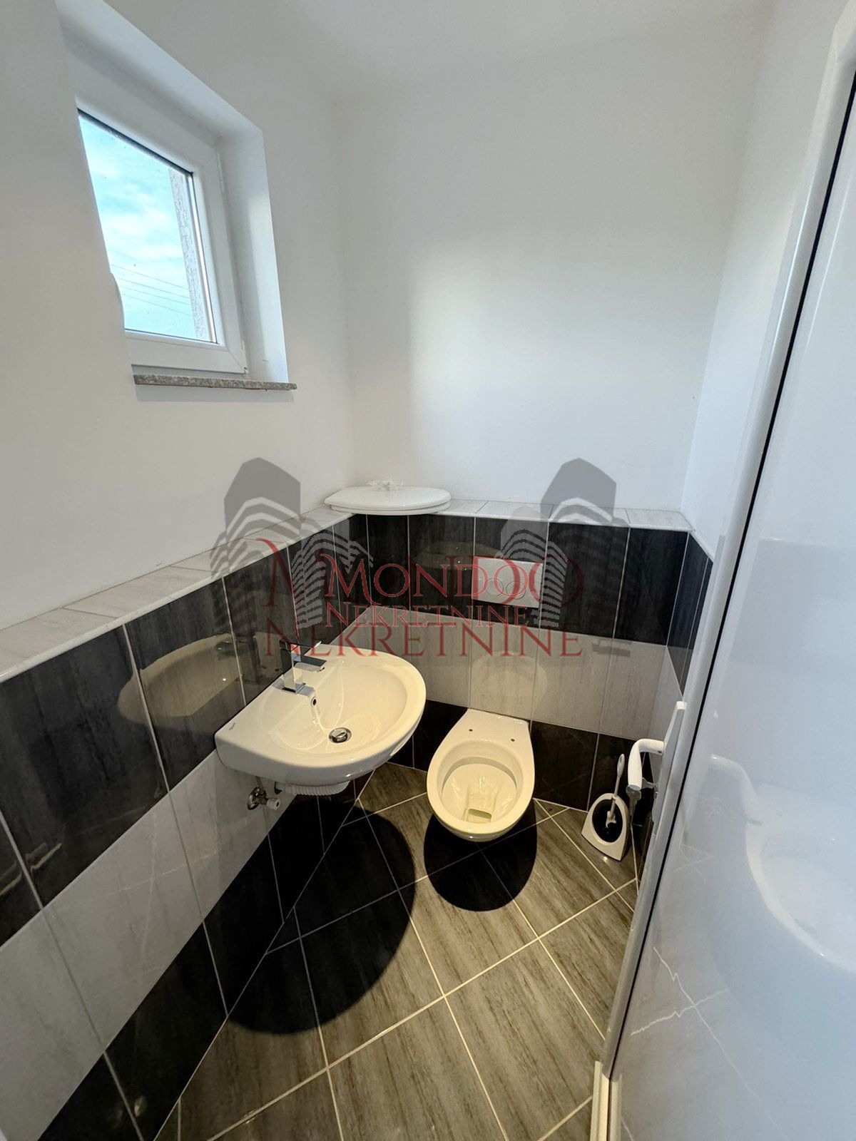 Izaje se hala sa kancelarijama na glavnom putu Leskovac-Vlasotince