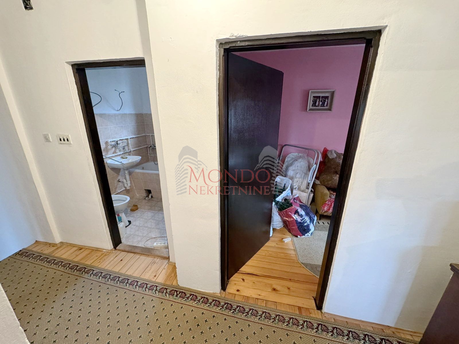 Na prodaju kuca sa poslovnim objektom u Donjem Komrenu na glavnom putu