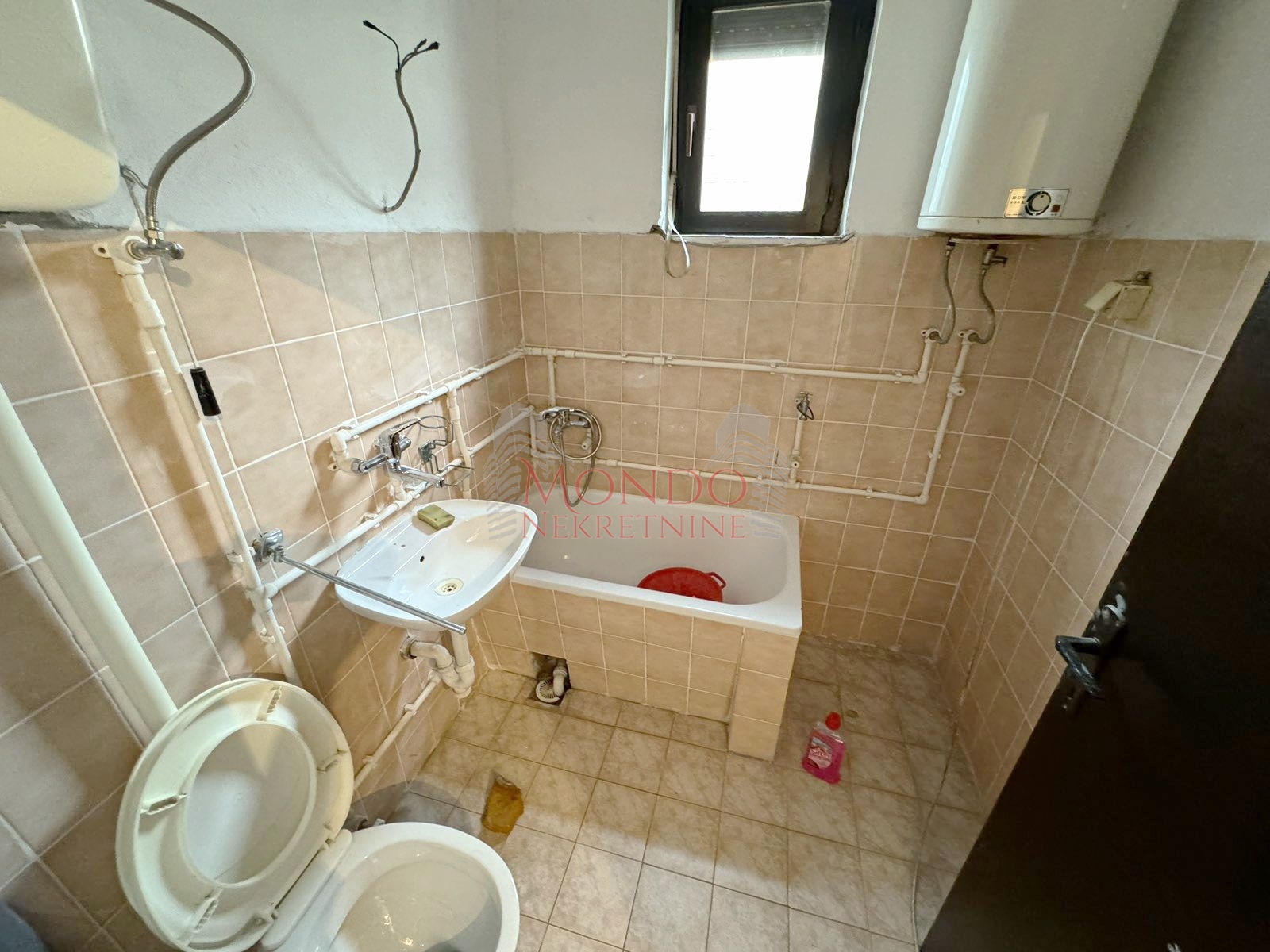 Na prodaju kuca sa poslovnim objektom u Donjem Komrenu na glavnom putu