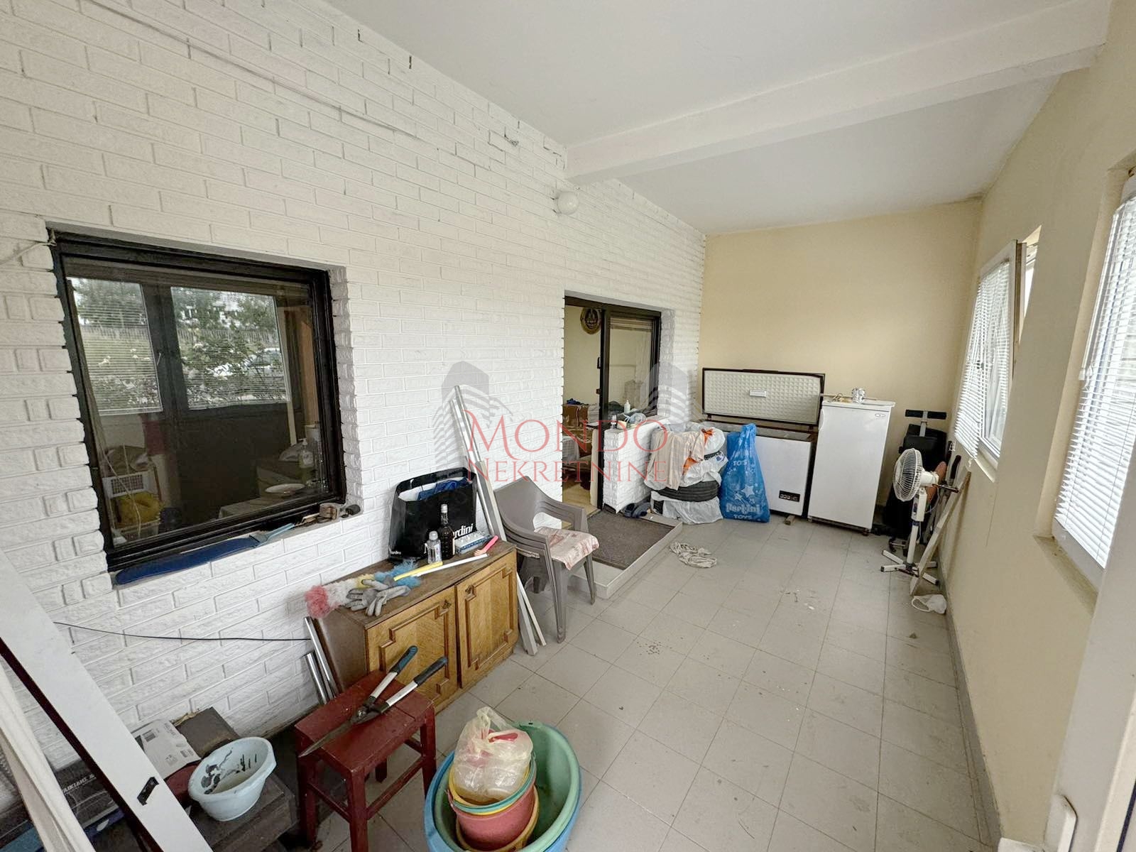 Na prodaju kuca sa poslovnim objektom u Donjem Komrenu na glavnom putu