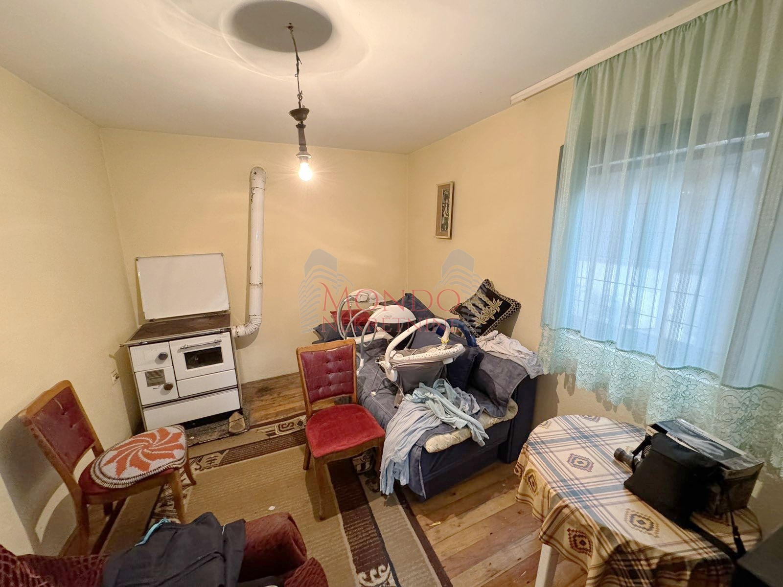 Na prodaju kuca sa poslovnim objektom u Donjem Komrenu na glavnom putu