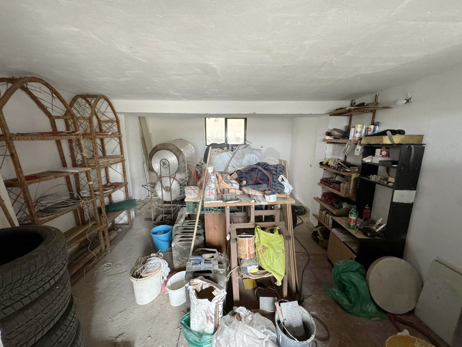 Na prodaju kuca sa poslovnim objektom u Donjem Komrenu na glavnom putu