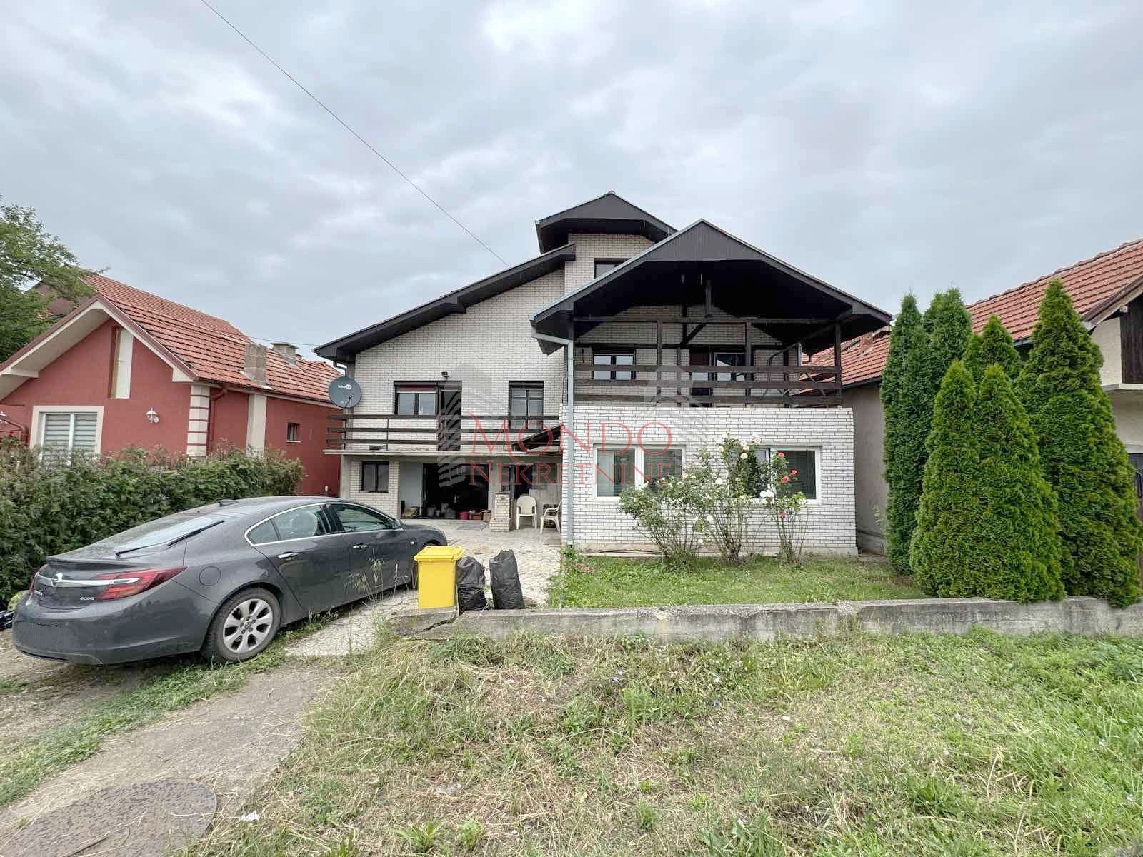 Na prodaju kuca sa poslovnim objektom u Donjem Komrenu na glavnom putu