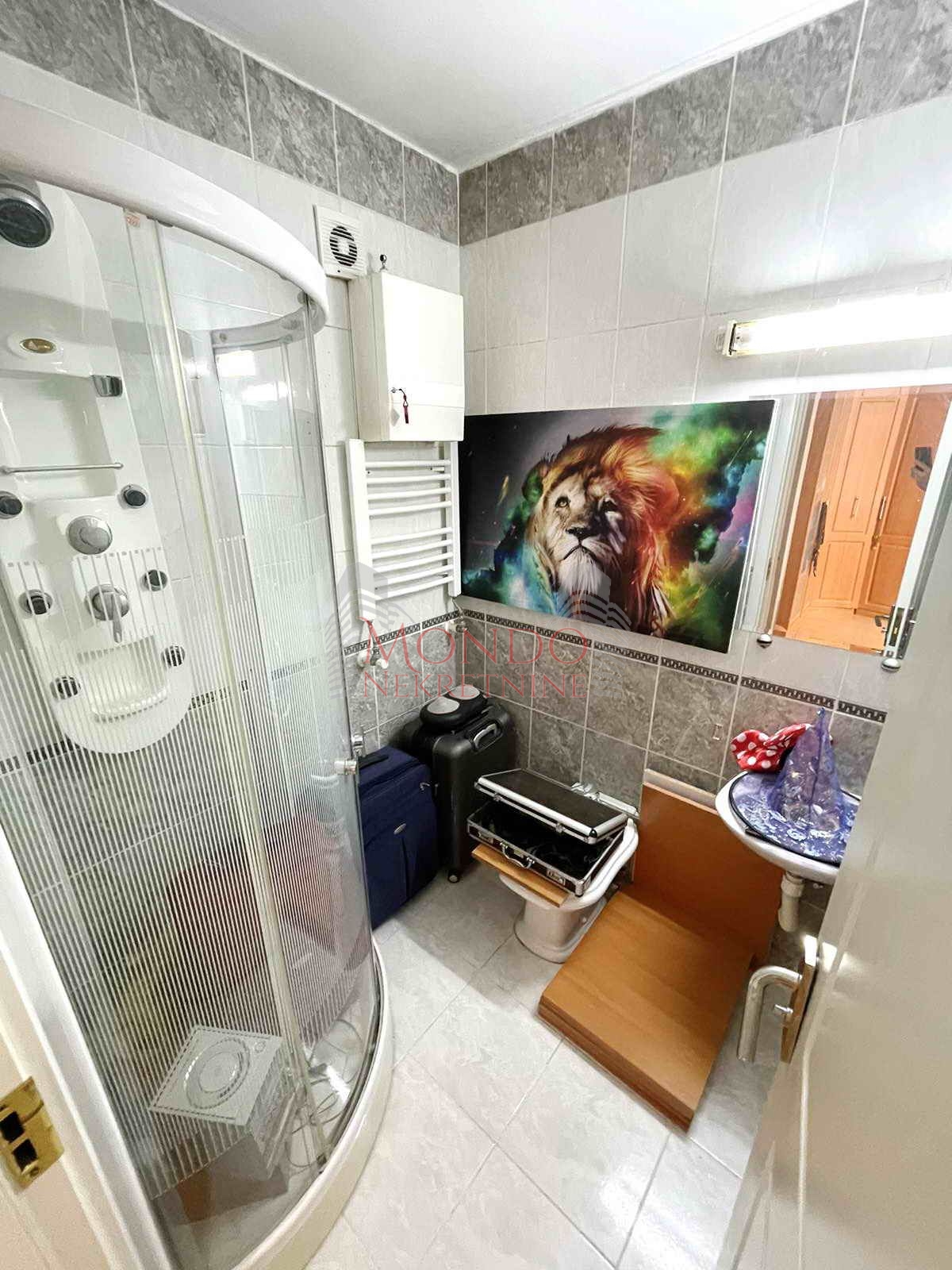 Četvorosoban stan u magodnu, renoviran, cg, Niš