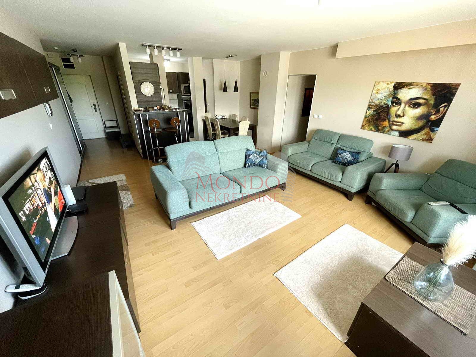 Četvorosoban stan u magodnu, renoviran, cg, Niš