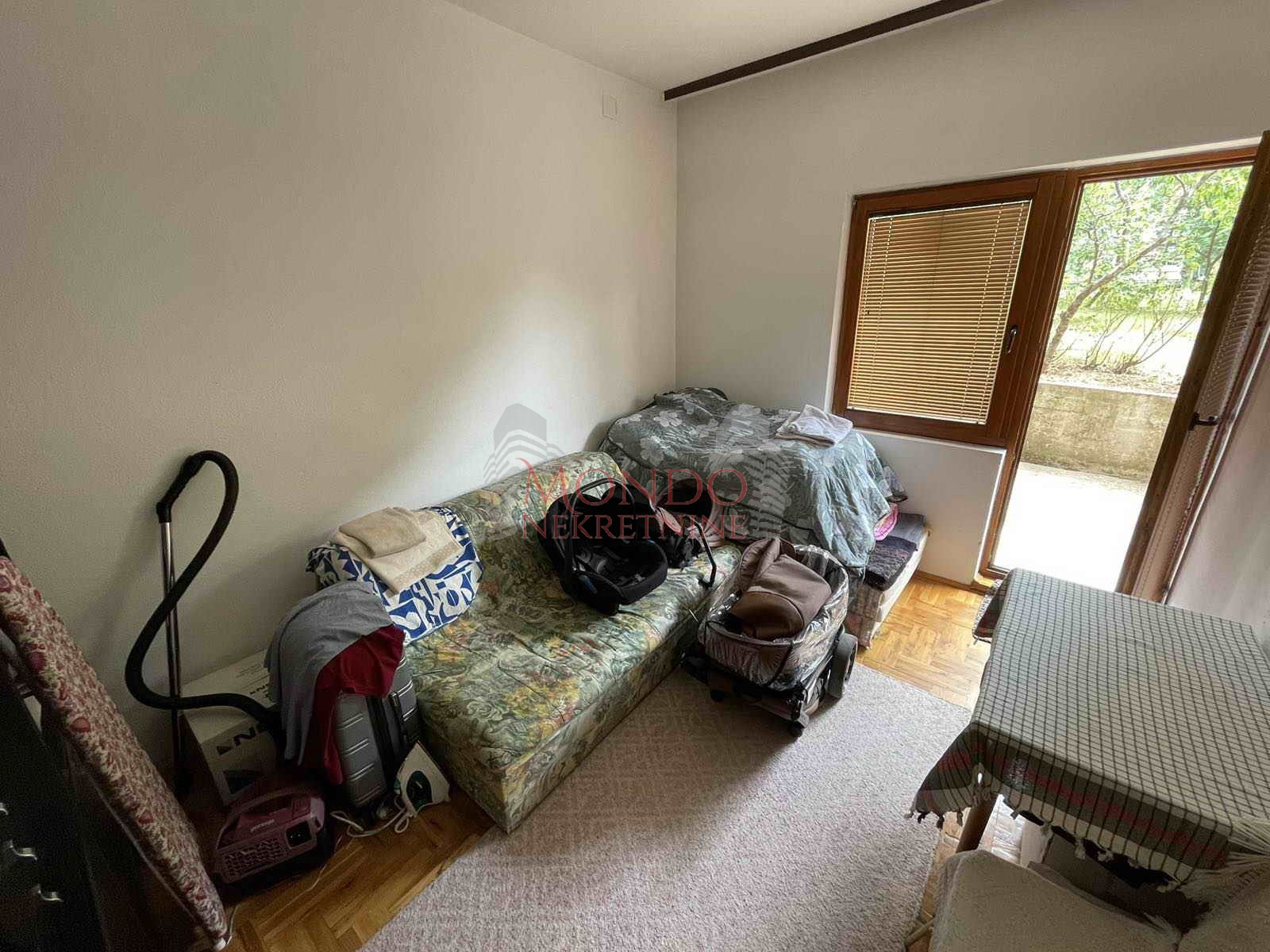 Kuća na ledenoj steni, eg, dvorište, Niš