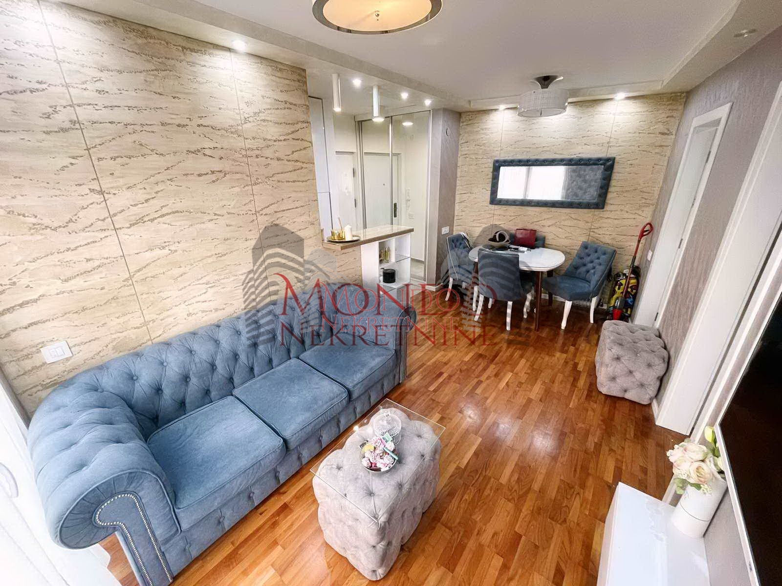 Izdaje se jednoiposoban stan u samom centru grada, parking!