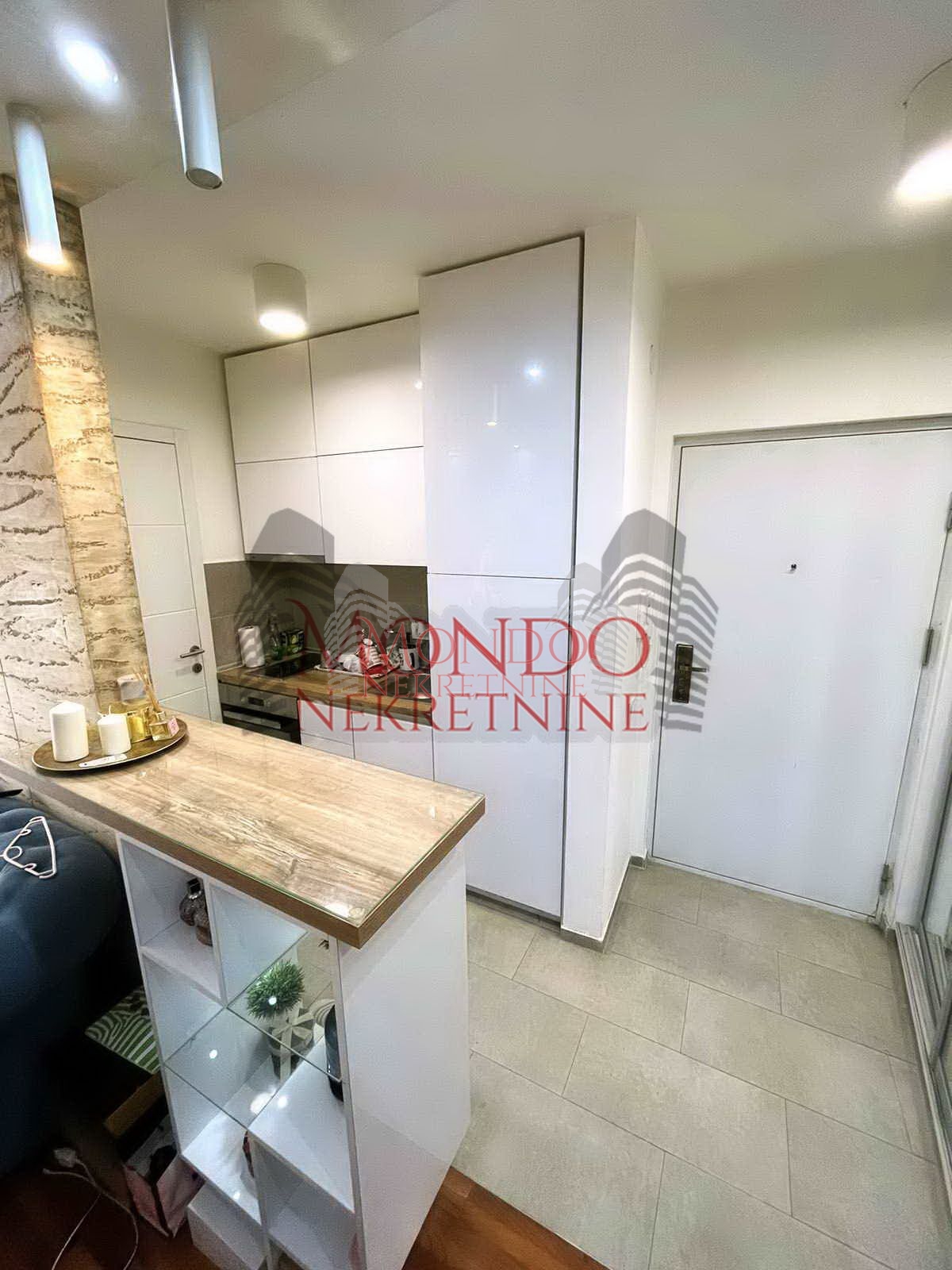 Izdaje se jednoiposoban stan u samom centru grada, parking!