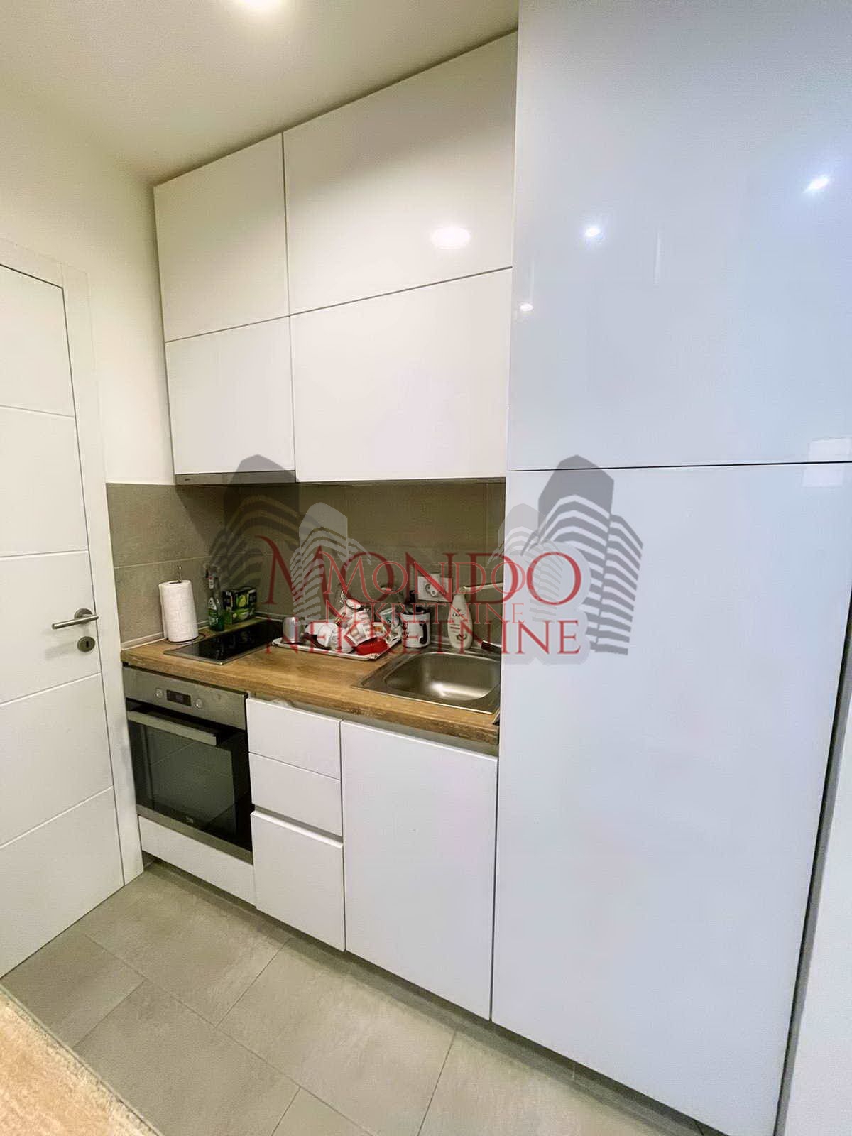 Izdaje se jednoiposoban stan u samom centru grada, parking!