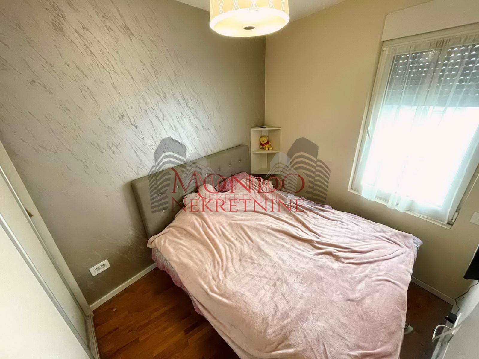 Izdaje se jednoiposoban stan u samom centru grada, parking!