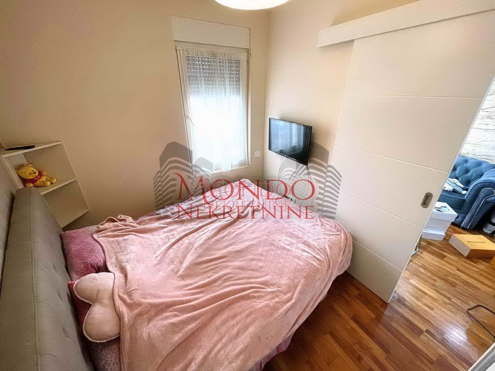 Izdaje se jednoiposoban stan u samom centru grada, parking!