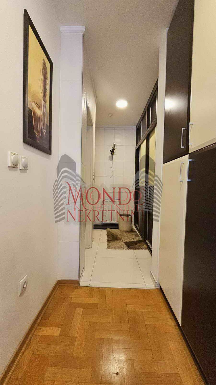 Trosoban stan 78m2 u poslovnom komplesu Magdon.