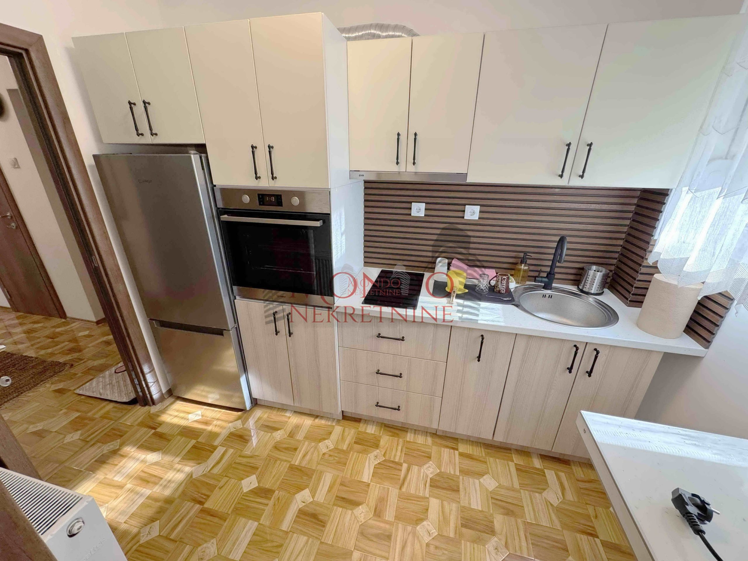 Dvosoban stan na Crvenom pevcu kod Anton pekare