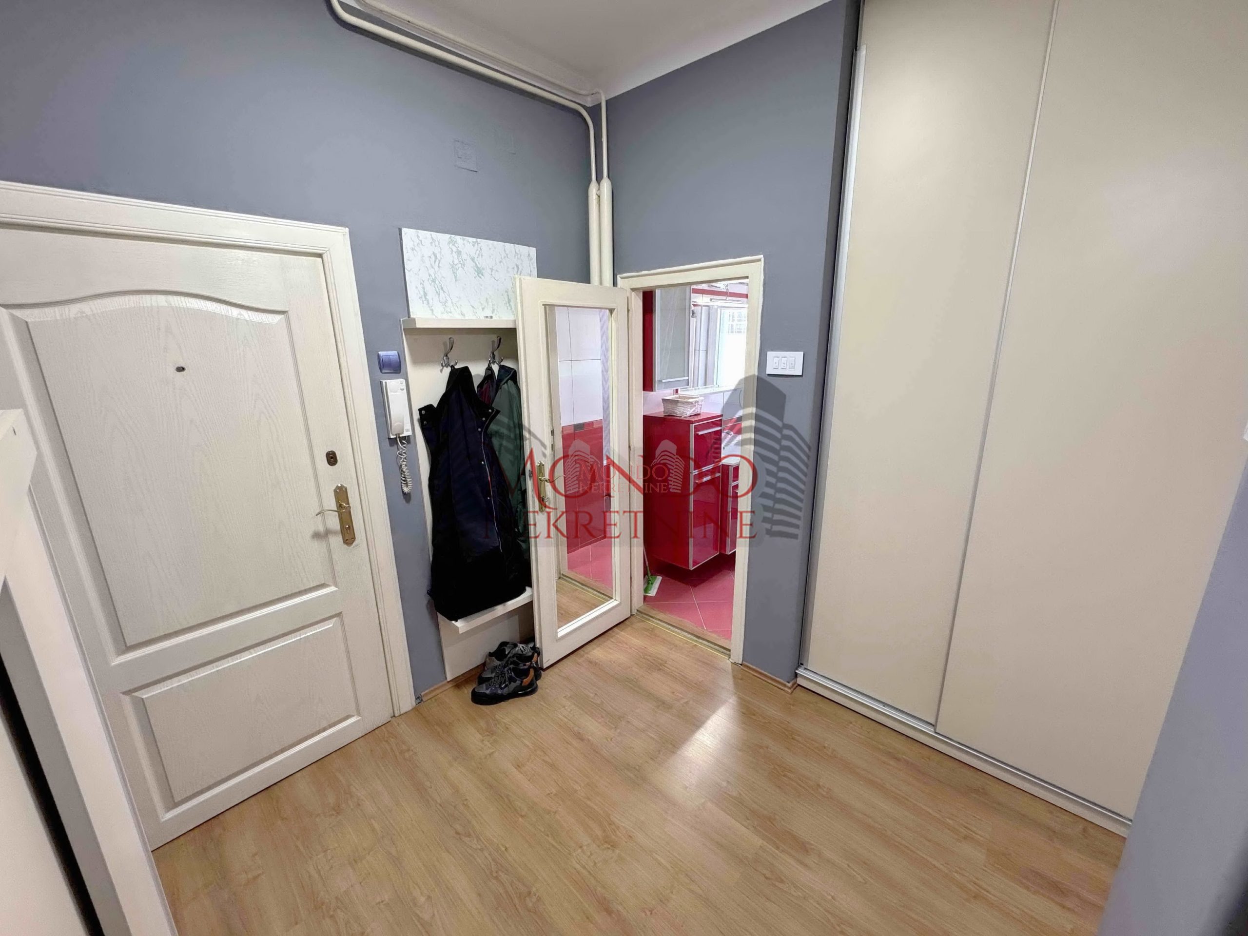 Dvosoban stan u samom centru grada, Trg Pavla Stojkovica