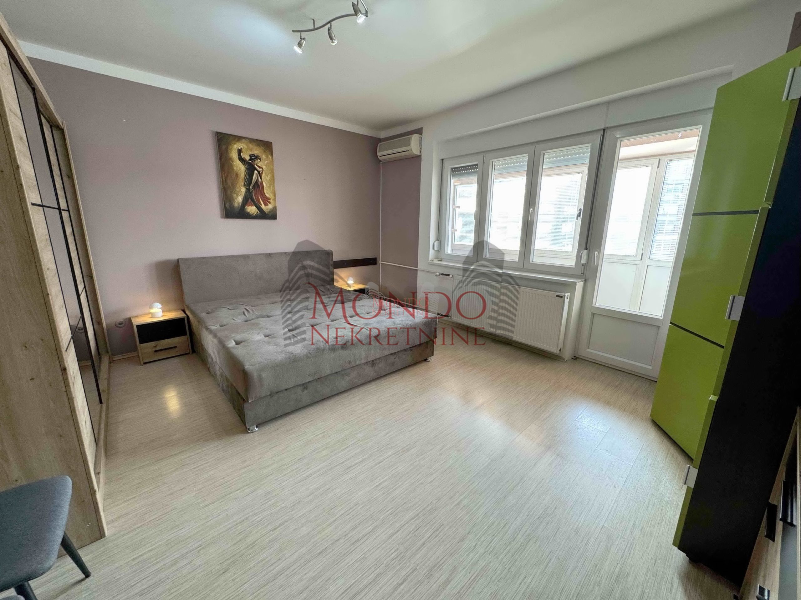 Dvosoban stan u samom centru grada, Trg Pavla Stojkovica