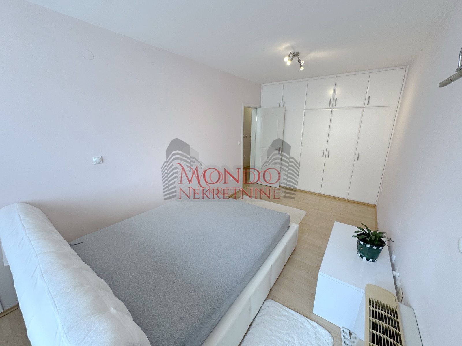 Jednoiposoban stan u Duvanistu, Magdon