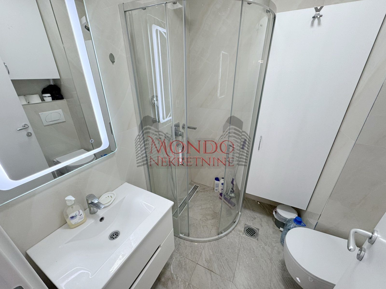 Jednoiposoban stan kod parka Cair preko puta Hale, novogradnja