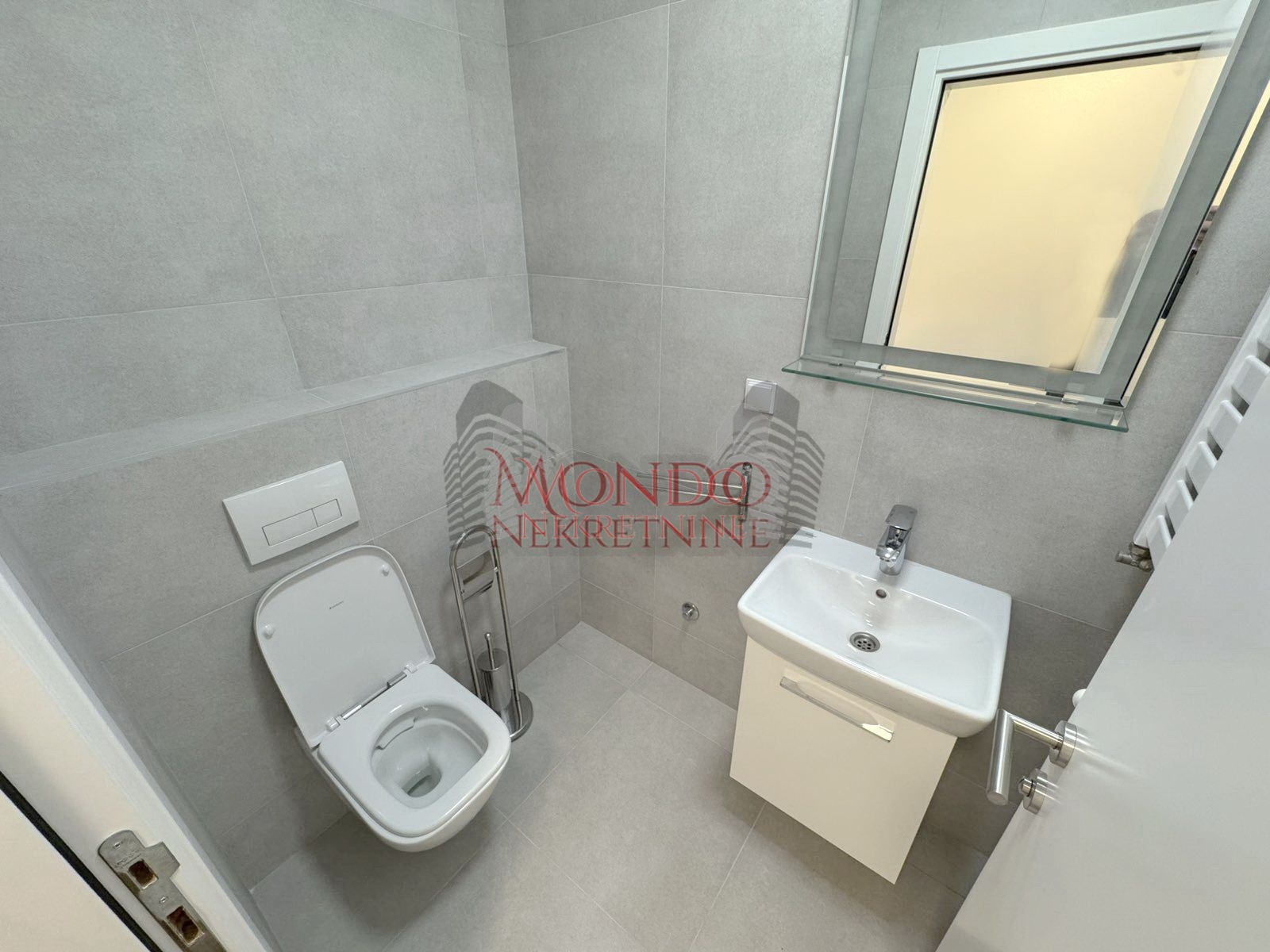 Trosoban opremljen stan u Delta Residence, neuseljavan