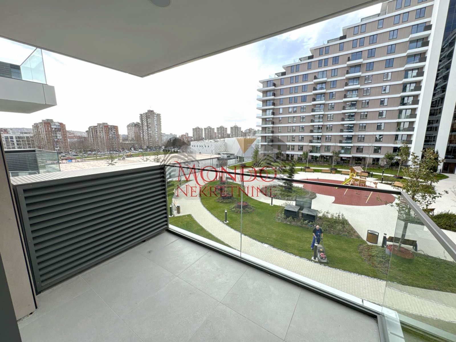 Trosoban opremljen stan u Delta Residence, neuseljavan