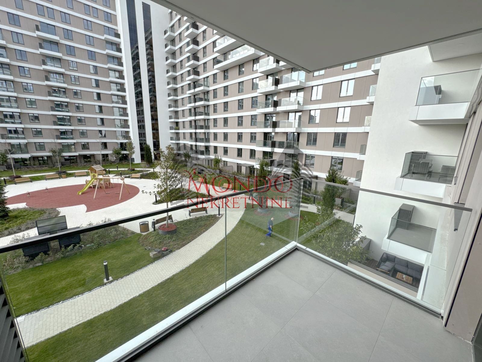 Trosoban opremljen stan u Delta Residence, neuseljavan