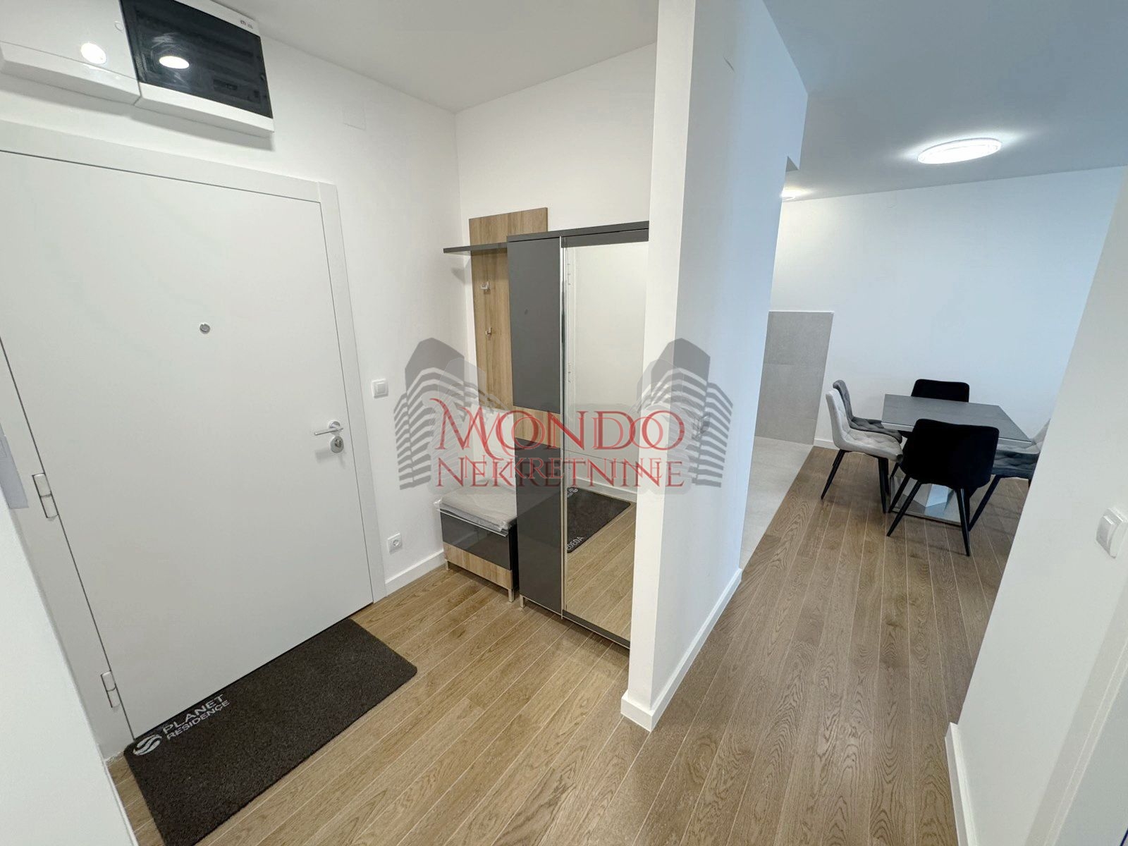 Trosoban opremljen stan u Delta Residence, neuseljavan