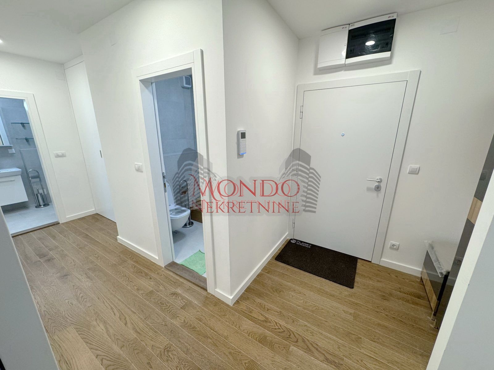 Trosoban opremljen stan u Delta Residence, neuseljavan