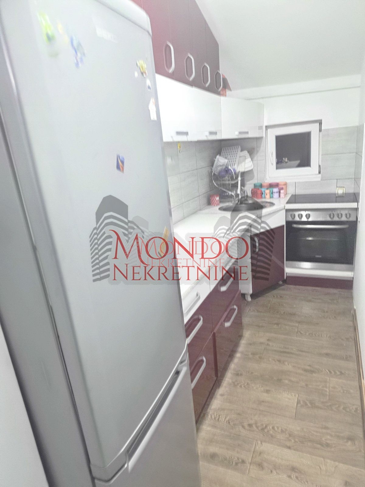 Dvosoban stan na Cvenom pevcu.