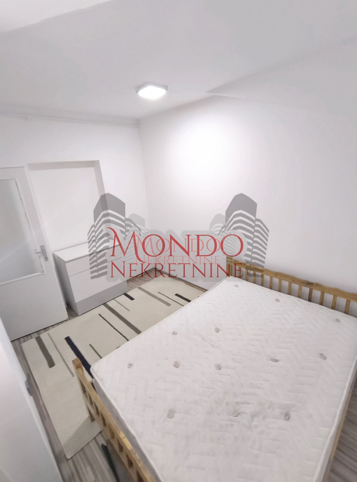 Dvosoban stan na Cvenom pevcu.