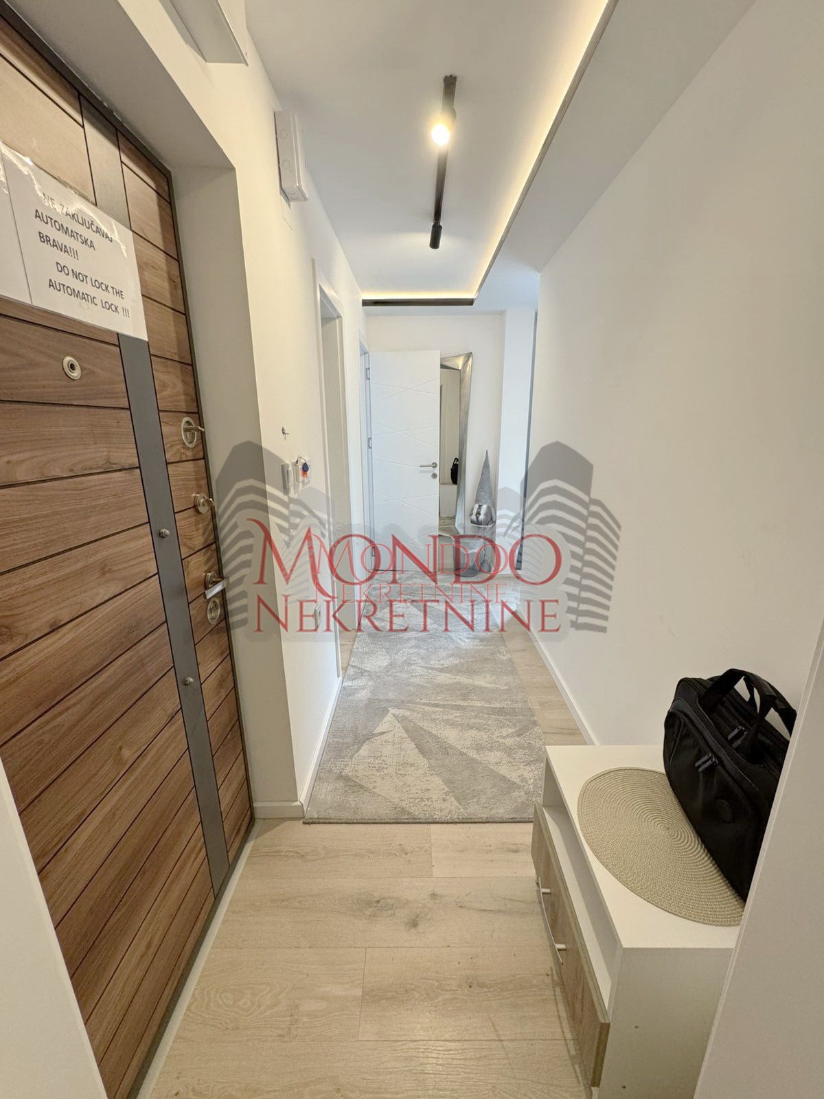 Jednoiposoban stan na Trosarini, novogradnja u plizini restorana Paris