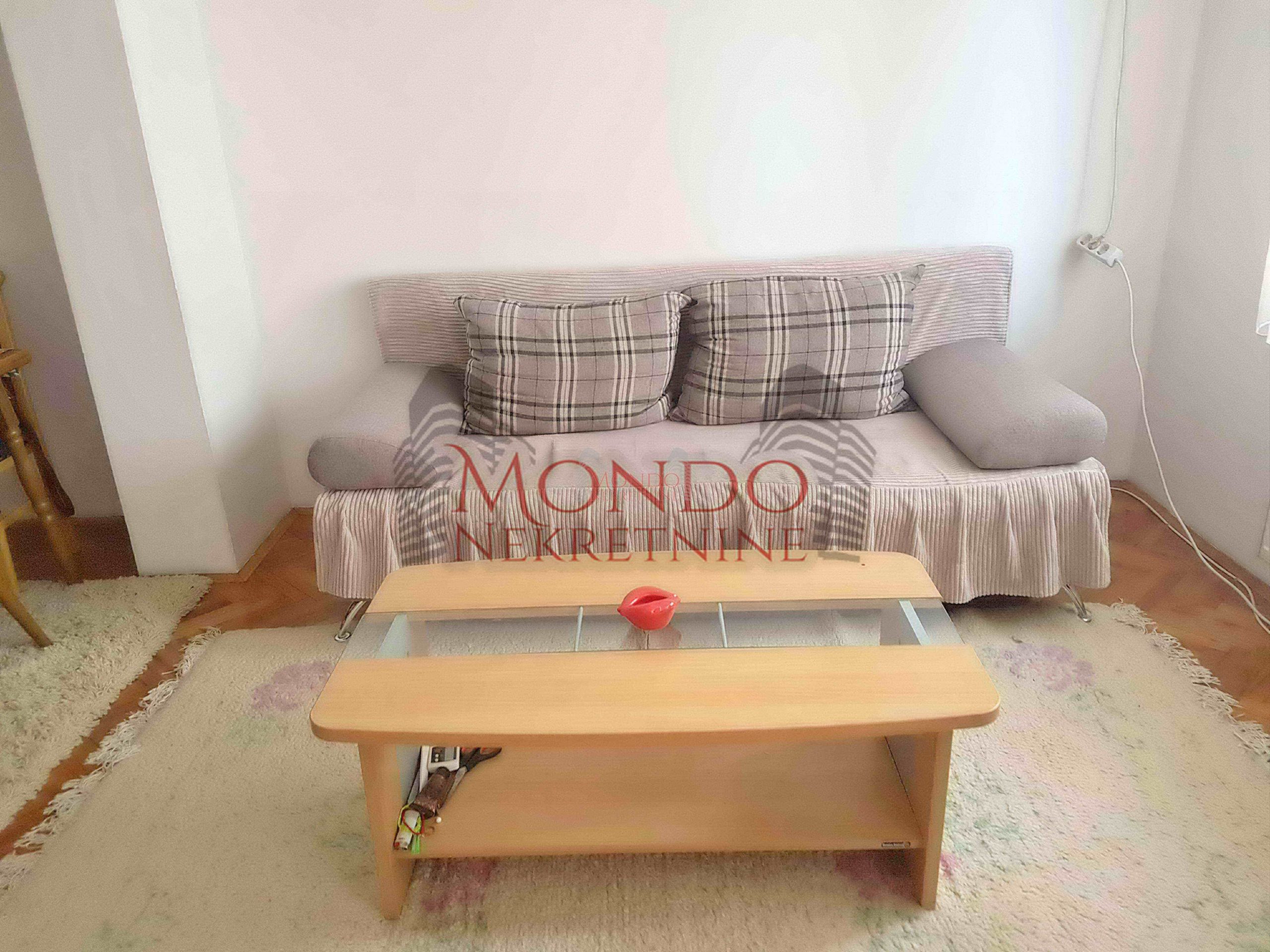 Dvosoban stan na Crvenom pevcu