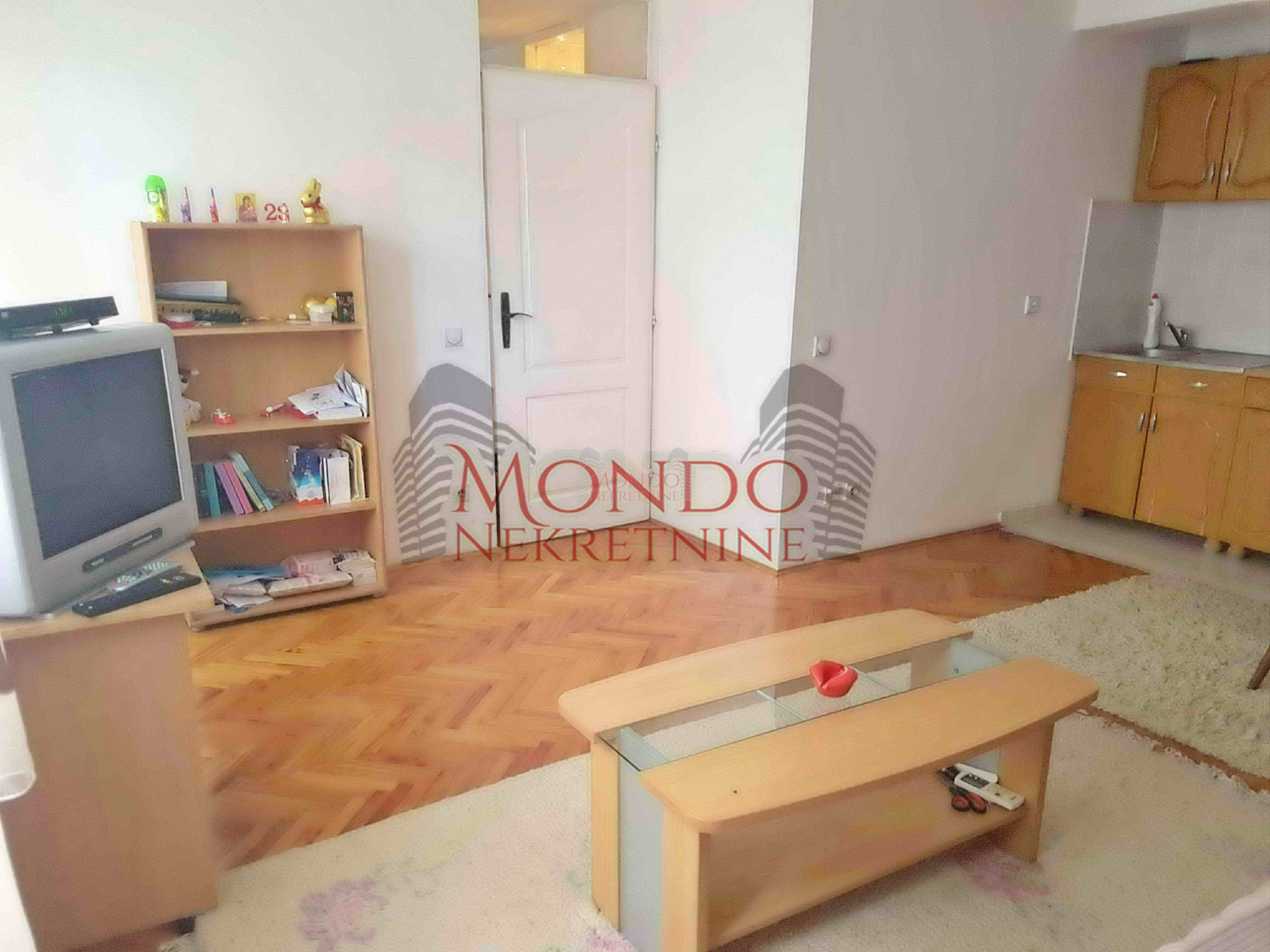 Dvosoban stan na Crvenom pevcu