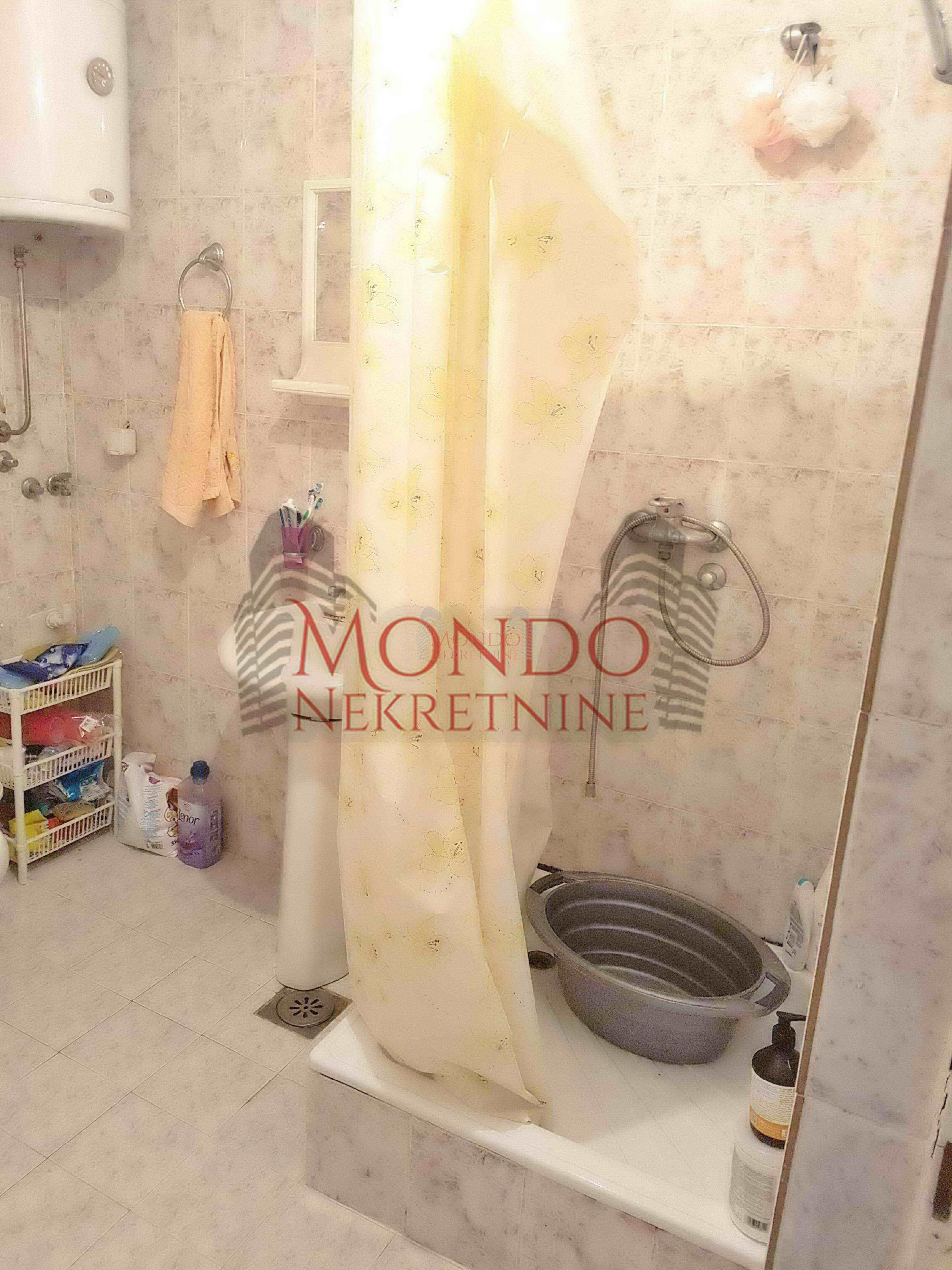 Dvosoban stan na Crvenom pevcu