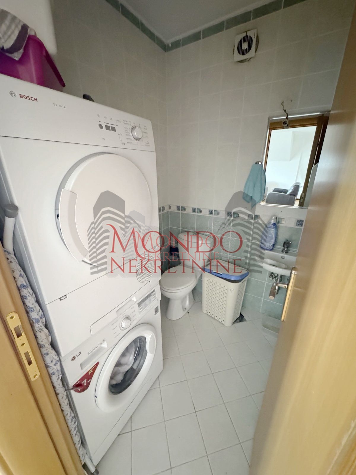 Dvosoban konforan stan u Duvanistu sa velikom terasom