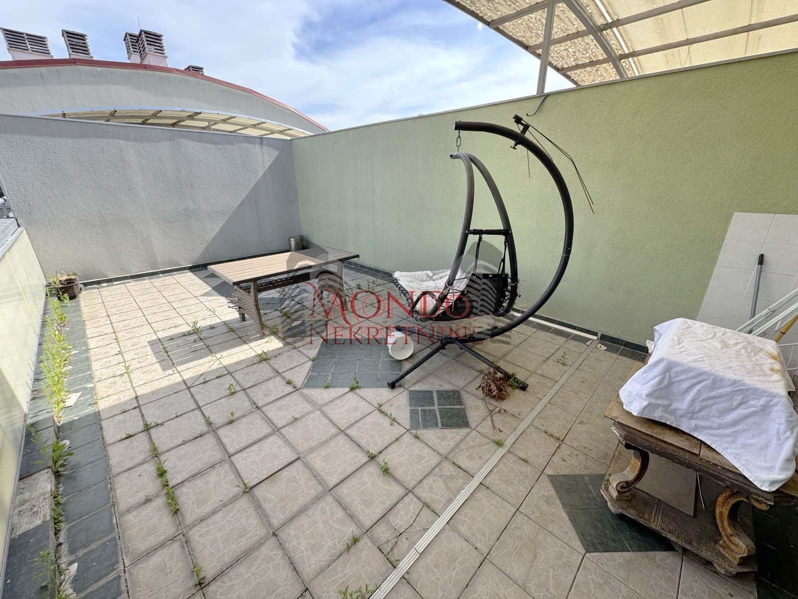 Dvosoban konforan stan u Duvanistu sa velikom terasom