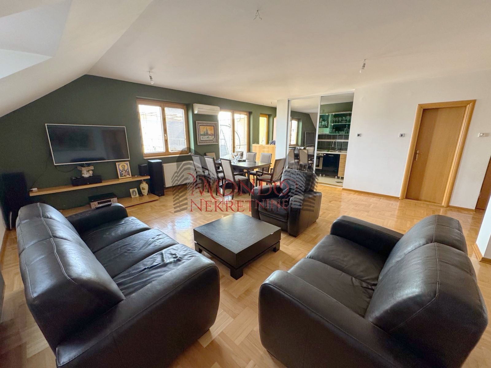 Dvosoban konforan stan u Duvanistu sa velikom terasom