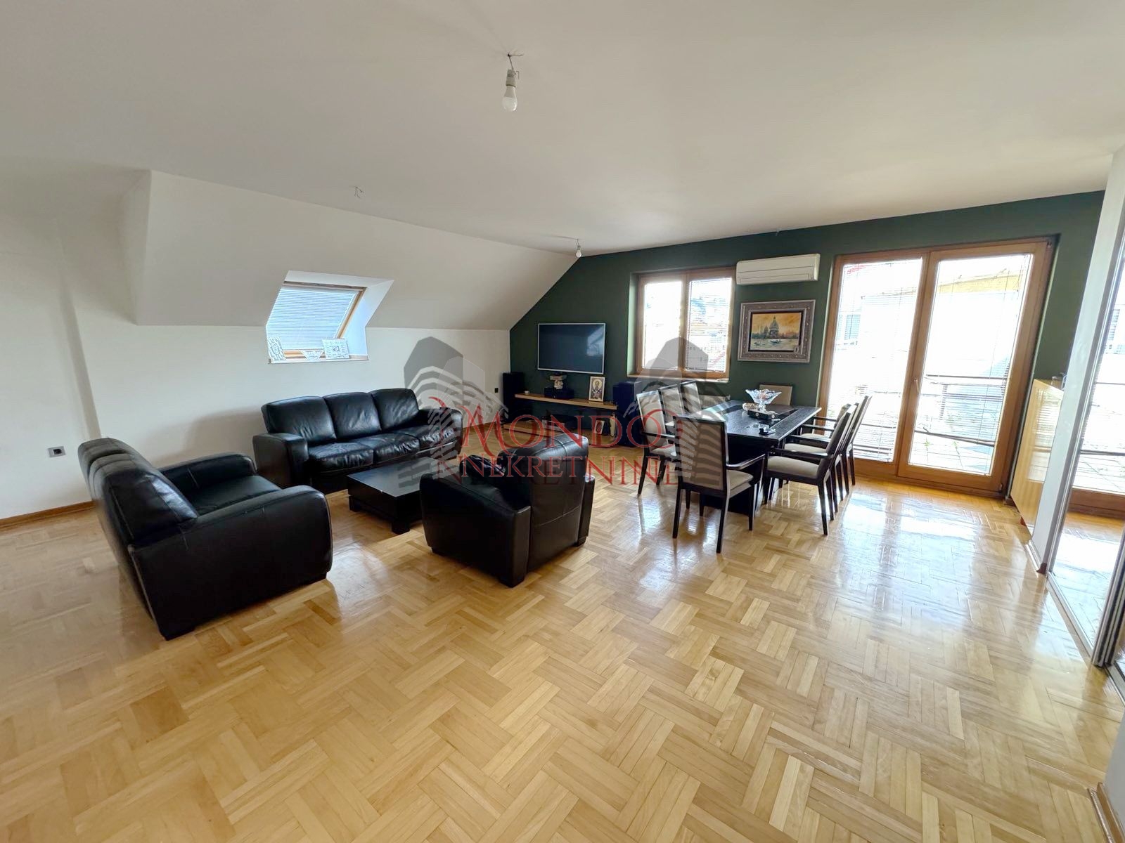 Dvosoban konforan stan u Duvanistu sa velikom terasom